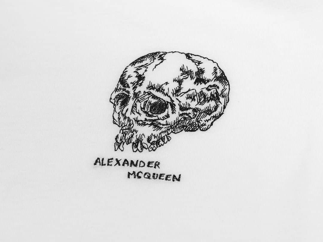 のインスタグラム：「I got a present... #alexandermcqueen #skull #design #刺繍 #プレゼント #tシャツ #シャツ #ファッション #fivefocus #ドルフィンラボ #anewops #服 #マックイーン #phaseone @mottosatoshi @soborodon22 @shimisun @mkyohei @taroshin.official @irukaseikotsu_dolphinlab @yohtakao @five_focus @alexandermcqueen」