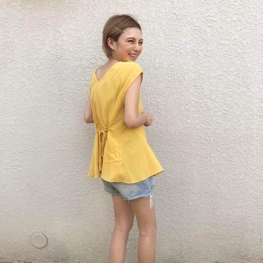 長谷川あやさんのインスタグラム写真 - (長谷川あやInstagram)「🌻🌻🌻 #fashion #ootd #outfit #code #coordinate #style #titivate #titivatestyle #152せんちこーで @titivatejp #女の子ママ #ママコーデ #ママファッション ・ ・ ・ 外が夏の匂いした(´∀｀)💭 ・ 今日は前後どちらでも着られる #ティティベイト の #マルチwayウエストマークブラウス を💁‍♀️ ・ 早く夏になぁれ‼️‼️」5月27日 17時09分 - ayasuke_0516