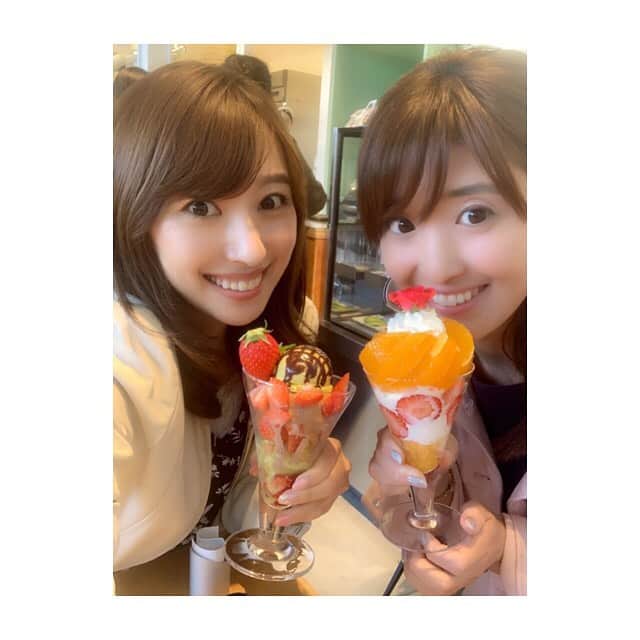 川口智美のインスタグラム：「さゆと、久しぶりに #みなとみらい でゆっくりDate👭💕 あの #長嶋茂雄 さんも愛したという老舗の果物屋 #水信 が展開する #水信フルーツパーラーラボ へ 行って来ました🍋  週末と、TV放送効果で 1時間くらい並びましたが 並んだ甲斐があった🤭  めちゃくちゃみずみずしくて 美味しかった #デコポンと苺のパフェ 🤤🍊🍓 店内は、広くありませんが映えるし可愛いです❣️ また行きたい🍨  #フルーツパーラー #パフェ #コレットマーレ #みなとみらいカフェ #ピスタチオ苺パフェ #季節限定パフェ #甘党 #同期 #アナウンサー #mizunobu #cafe #parfat」