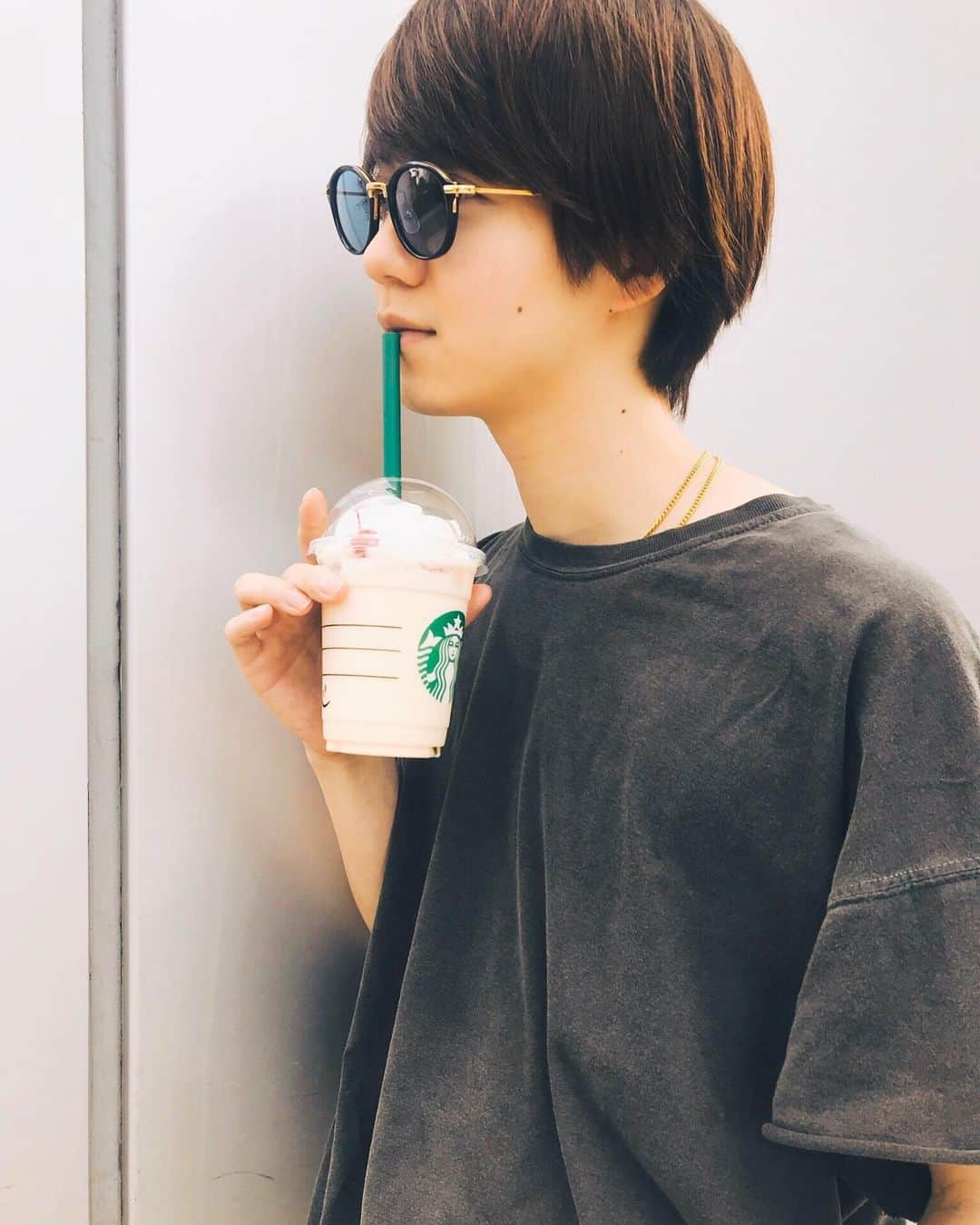 小越勇輝さんのインスタグラム写真 - (小越勇輝Instagram)「暑い。眠い。焼き鳥食べたい。  #ogostagram  #starbucks  #スタアバックス珈琲  #プリンアラモードフラペチーノ  #言ってることと合ってない」5月27日 17時09分 - yuki_ogoe