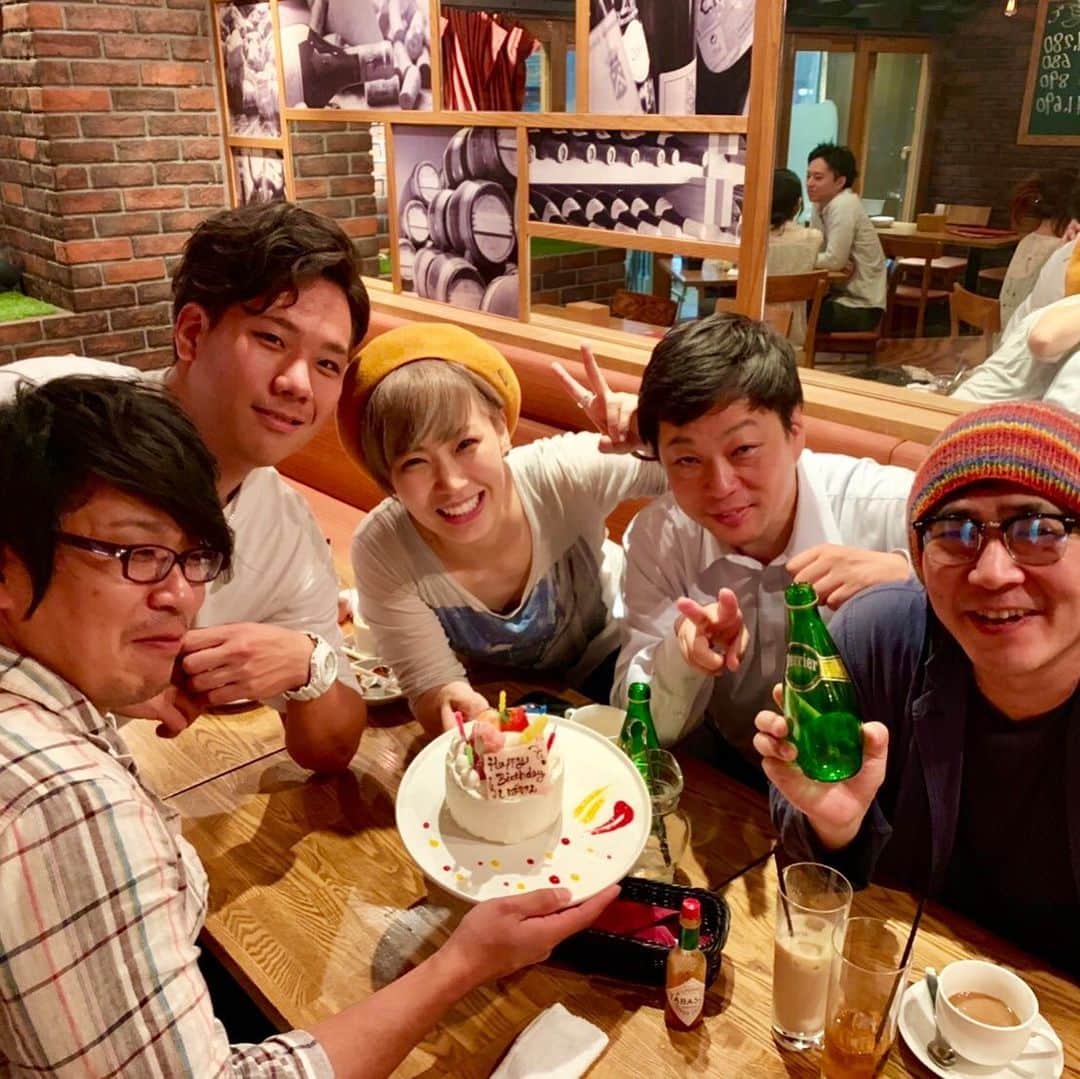 大西宏幸さんのインスタグラム写真 - (大西宏幸Instagram)「支援しているシンガー 柴田けん君の打ち合わせ中の急な誕生日ケーキ♫ 仲間って良いもんですね♫ ＃大西宏幸 #シンガー #打ち合わせ #急に #誕生日ケーキ #仲間って素敵 Supporting singer  A sudden birthday cake bowl during Ken Akita's meeting  It is good to be friends  # Hiroyuki Onishi # Singer # Meeting # Suddenly # Birthday Cake  # Friends are wonderful」5月27日 17時10分 - hiroyukionishi