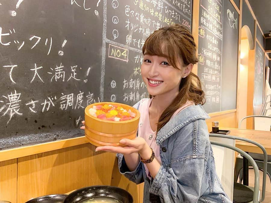 岩本恵美加さんのインスタグラム写真 - (岩本恵美加Instagram)「❁.*･ﾟ * 先日、沼津のスタジオに行ったので 放送終了後にスタッフさんが 沼津港に連れてってくれました💓 ㅤㅤ おすすめのお店がやってなくて 沼津かねはち さんで 特選海鮮ひつまぶしϵ( 'Θ' )϶ ㅤㅤ 具沢山でお腹いっぱい！！ ㅤㅤ この時スタッフさんから 沼津バーガー🍔というものがあって 深海魚が挟まっていると聞いたの💡！ ㅤㅤ 想像したものをイラストに描くと お約束したから、思いつくがままに ボールペンで一発書き🖊 ㅤㅤ ま、こんなもんかな😂笑笑 実際にはフィッシュフライバーガー みたいなものなのかな？？ どんなものか知ってる人いるかな🐰？？ ㅤㅤ #沼津かねはち #沼津グルメ #沼津 #沼津港 #海鮮丼 #海鮮ひつまぶし #沼津ランチ #ランチ #沼津バーガー #食べるの大好き #イラスト #お絵描き #深海魚 #メンダコ #ラブカ #おじさん #ブロブフィッシュ #チョウチンアンコウ #lunch #numazu #shizuoka #instafood #fish #deepseafish #illustration」5月27日 17時12分 - emk_iwmt