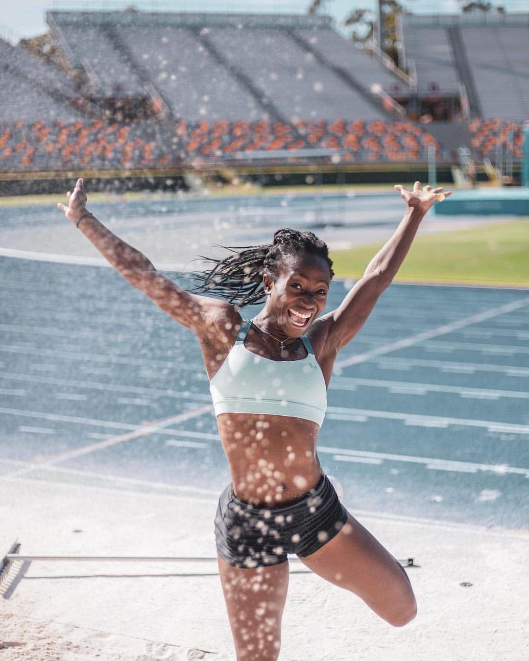 Naa Anangのインスタグラム：「THROW YA SAND IN THE AIR LIKE YA JUST DON’T CARE 📸 @mattyd_photos #smileuniverSALLY」