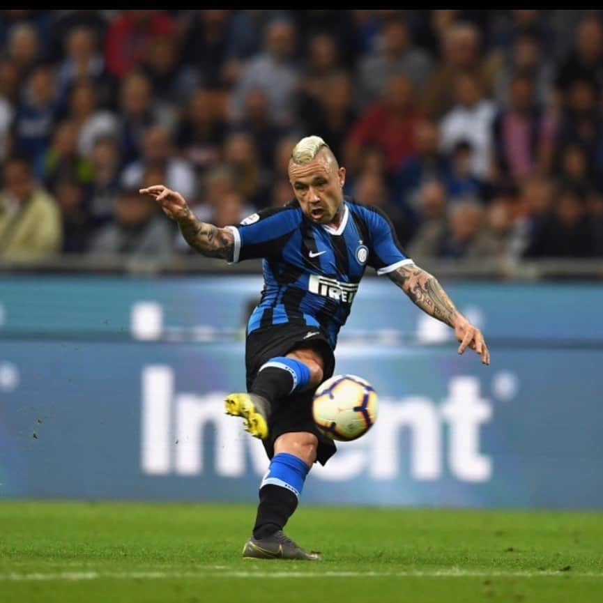 マルコ・マテラッツィさんのインスタグラム写真 - (マルコ・マテラッツィInstagram)「QUANDO CONTA ..... ⚽️🖤💙@radja_nainggolan_l4 @inter #championsleague」5月27日 17時15分 - marcomaterazzi