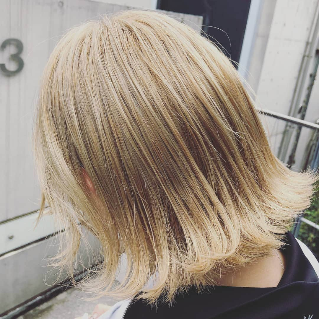 ヘアーサロン ソシエ [公式] さんのインスタグラム写真 - (ヘアーサロン ソシエ [公式] Instagram)「ソシエヘアーのカラーリングを紹介します。 ・ ベージュブロンドカラーは、オシャレさをより一層引き立てます。 ・ #ソシエヘアー#ジャックモアザン #ソシエ#ヘアー#美容室#美容院#美容 #似合わせカラー#似合わせカット #ヘアスタイル#ヘアアレンジ #外国人風カラー#グラデーションカラー#エレガントヘア #ハイライト#立体感#ワンカラーでは出せない #バレイヤージュ#グレージュカラー#ベージュカラー #ペールカラー#ハイトーンカラー#ケアブリーチ #ナチュラルハイライト#ファイバープレックス」5月27日 17時15分 - socie_hair_official