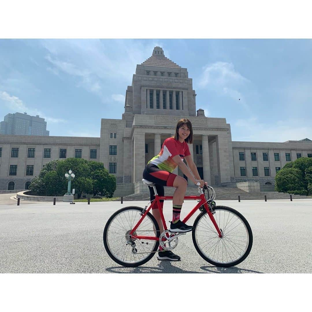 稲村亜美さんのインスタグラム写真 - (稲村亜美Instagram)「今日は自転車アンバサダーとして自転車活用推進議員連盟の青空総会に出席させていただきました😊 皇居の周りを一周し令和の風を感じながら自転車を漕げるのはとても気持ちよかったです🙋‍♂️❤️ 今日も気温は高かったですが自転車に乗っていると暑さも感じなくなってました！！ またみなさんもぜひ気持ちのいい風を感じてください😊✨ 自転車にのりましょう！！！ #国会議事堂をバックに写真をとりました 😘 #自転車アンバサダー」5月27日 17時25分 - inamura_ami