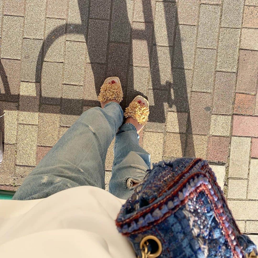 亀恭子のインスタグラム：「今日も暑い一日でしたね。 . . . 今日は後半デスクワーク。 室内での仕事とはいえ、 足元だけでも気分を上げて…♪ . . . ちなみに、 ノマドな私は デスクワークを たまに図書館でやるのが好きです。 . . カフェや出版社、自宅… 場所の選択肢は色々ある中で 図書館が一番 集中出来る。 . 集中力の無い私でも集中出来ます。 . . . さて、 もうひと頑張り。 . . #monday #work #summerday #shoes #palomabarcelo #❤︎」