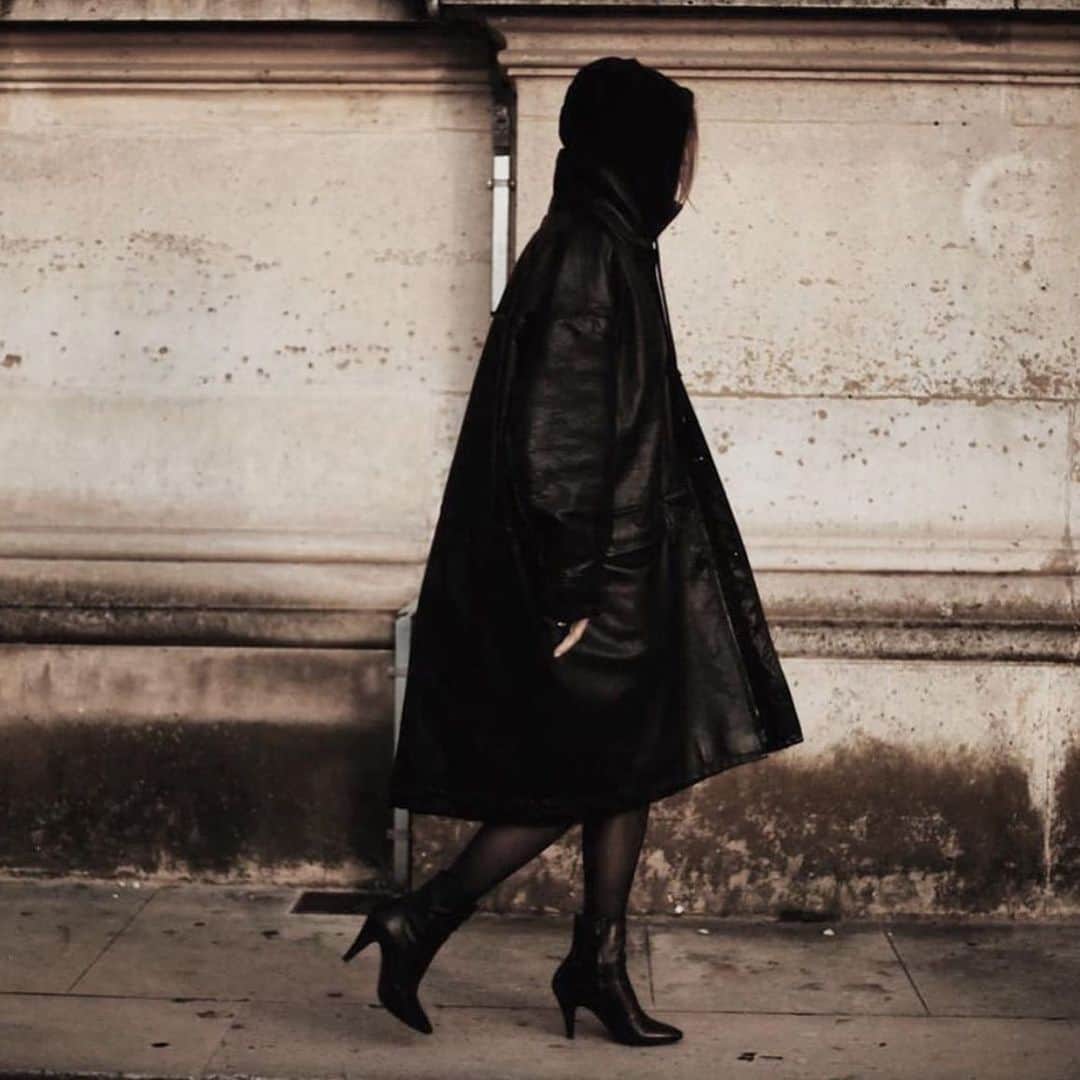 カリーヌ・ロワトフェルドのインスタグラム：「Paris, today:Back to winter 🖤 @gdw_______ @balenciaga @alanturing54」