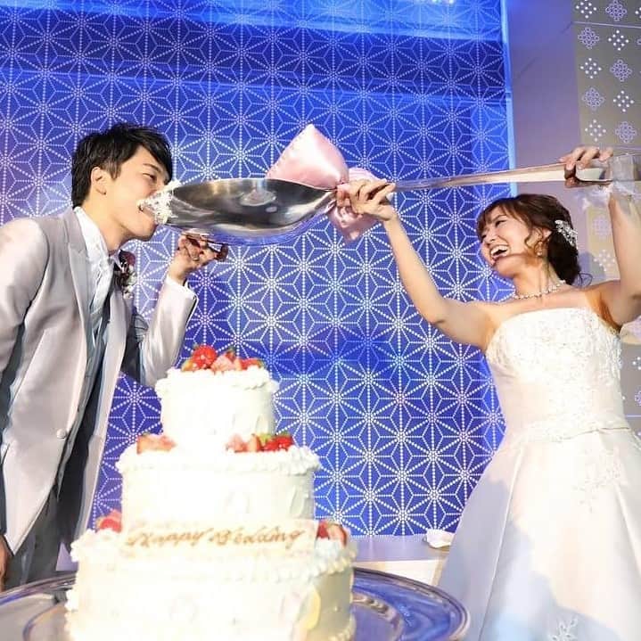ホテルモントレウェディング【公式】 のインスタグラム：「♥ ￣￣￣￣￣￣￣￣￣￣ @montereyweddingをフォローして 『 #モントレ花嫁 』『 #ホテルモントレ』の タグをつけて投稿してくださいね＊*. . 普通サイズから大きなスプーンまで おふたりらしいファーストを✧* . ◆ホテルモントレ公式HPはこちら* https://www.monterey-wedding.jp . #モントレ #モントレ花婿  #dressy花嫁 #プレ花嫁 #marry花嫁 #卒花 #marryxoxo #wedding #weddingceremony #weddingreception #weddingparty #weddingdress #dress #flower #weddingbouquets #プラコレ #結婚式場 #ウエディングニュース  #日本中のプレ花嫁さんと繋がりたい #結婚式 #パーティー #披露宴 #ホテルウェディング #ウェディングケーキ #weddingcake #cake #cakedecorating」