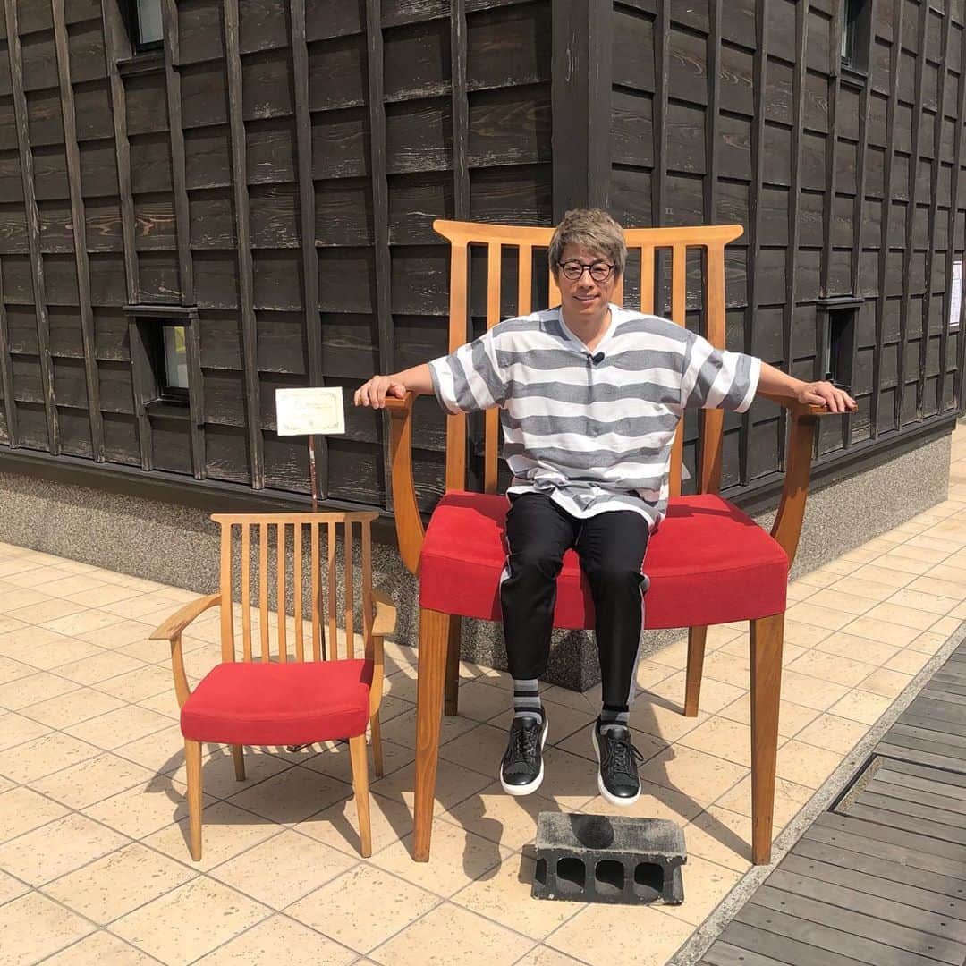 田村淳のインスタグラム：「大きい椅子^_^  #大きいサイズ  #イスの上のあつし」