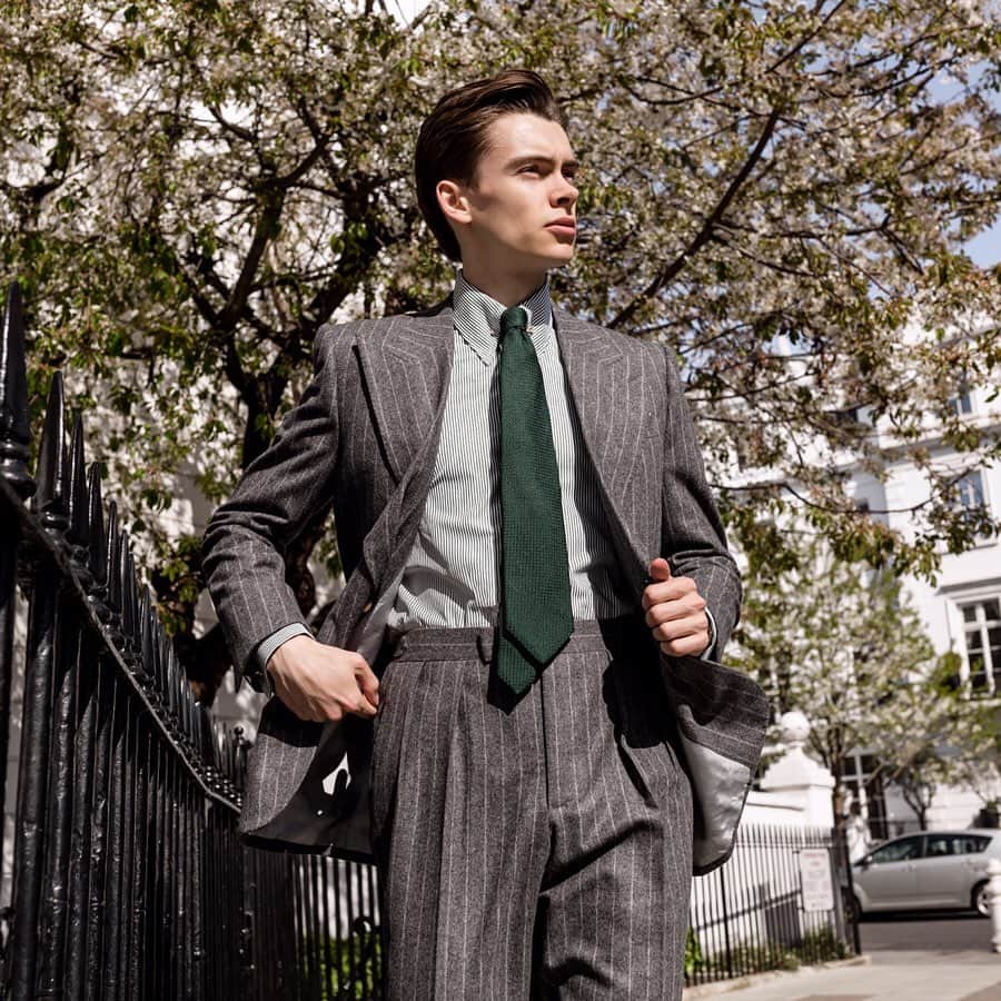 エドワード セクストンさんのインスタグラム写真 - (エドワード セクストンInstagram)「A study in green and grey: @mathiaslefevre in our slim fit Bengal stripe pin-collar shirt, silk grenadine tie and a chalkstripe flannel suit cut in our house style. . Shot by @photographybymiles. . #EdwardSexton #MathiasLefevre #SpringStyle #BespokeTailoring #Luxury #Menswear #Handmade #Suiting #GreyFlannel #ForestGreen #TheSextonLook」5月27日 17時30分 - edwardsexton