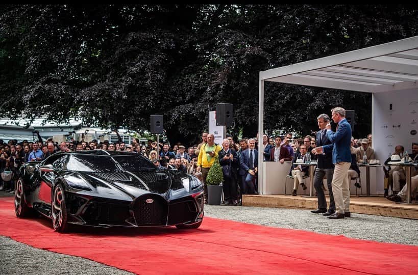 ブガッティさんのインスタグラム写真 - (ブガッティInstagram)「Bugatti Président Stephan Winkelmann proudly presents La Voiture Noire, the winner of the Design Award for the most beautiful concept car of 2019 at the Concorso d’Eleganza Villa d’Este - the most renown Concours in Europe.  #Bugatti #BugattiAtlantic #BugattiLaVoitureNoire #LaVoitureNoire #ConcorsodEleganza #VilladEste #Supercars #Hypercars」5月27日 22時59分 - bugatti