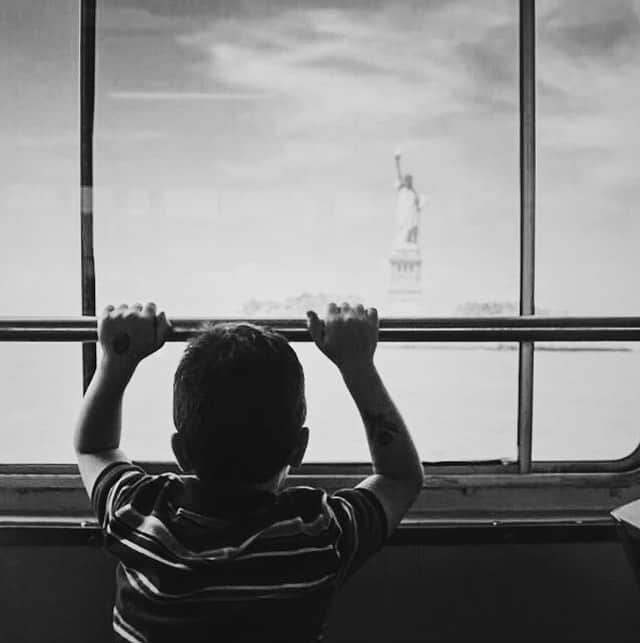 のインスタグラム：「A young boy observes the Statue of Liberty from the window of the Staten Island Ferry. New Jersey photographer Patrick Arthur Tansey (@babybulll) captured this great example of a foreground subject with his Leica M (Typ 240). Discover the Leica M-System for yourself via the link in bio.  #LeicaCamera #Leica #🔴📷 #Leicagram #LeicaM #LeicaM240 #TheLeicaLook #LeicaWorld #Leica_Club #LeicaSociety #LeicaPhoto #ShootLeicaPro #streetphoto #travelphotography #bnw_world #bnwmood #bnwlovers #streetsofnyc #documentaryphotography」