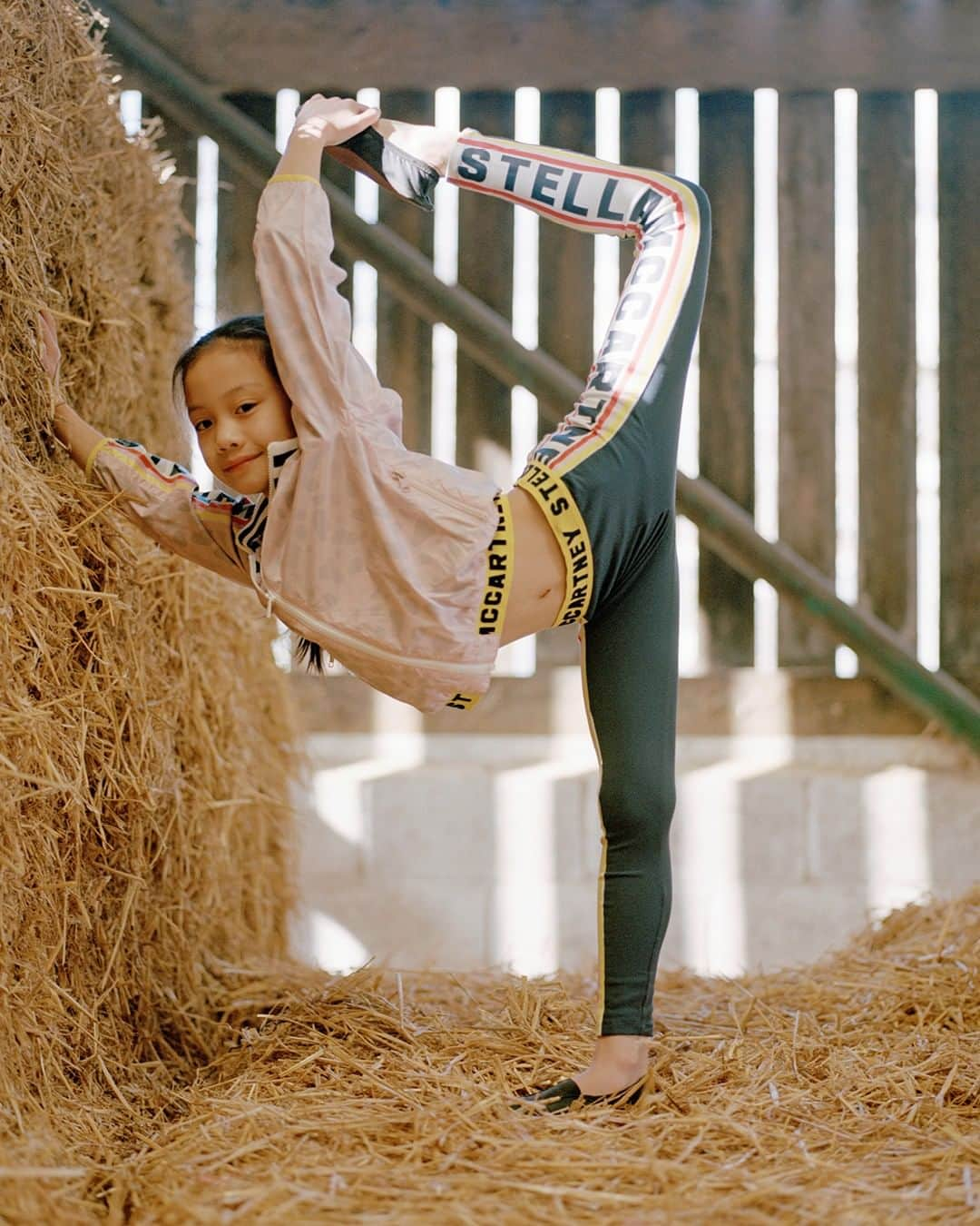 ステラ・マッカートニーさんのインスタグラム写真 - (ステラ・マッカートニーInstagram)「@StellaKids are little gymnasts 🤸‍♀️photographed by @iamkaj for our latest editorial, featuring athletic pieces from the Spring/Summer collection. ⁣ ⁣ Discover the story now on #StellasWorld. Special thanks to Contessa Riding Centre. ⁣ ⁣ #StellaMcCartney #StellaKids」5月27日 23時01分 - stellamccartney