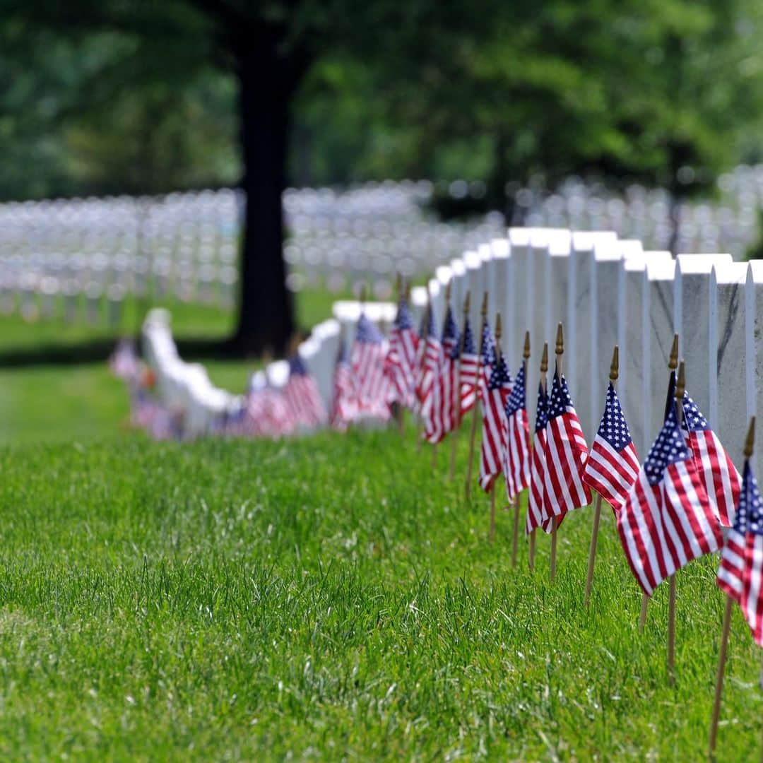 イヴァンカ・トランプさんのインスタグラム写真 - (イヴァンカ・トランプInstagram)「This Memorial Day, the Nation joins to remember the patriots who gave their own lives in service of ours.  As we spend this day with our loved ones, let us pay tribute to the fallen heroes who afforded us this freedom.  #ForeverGrateful」5月27日 23時03分 - ivankatrump