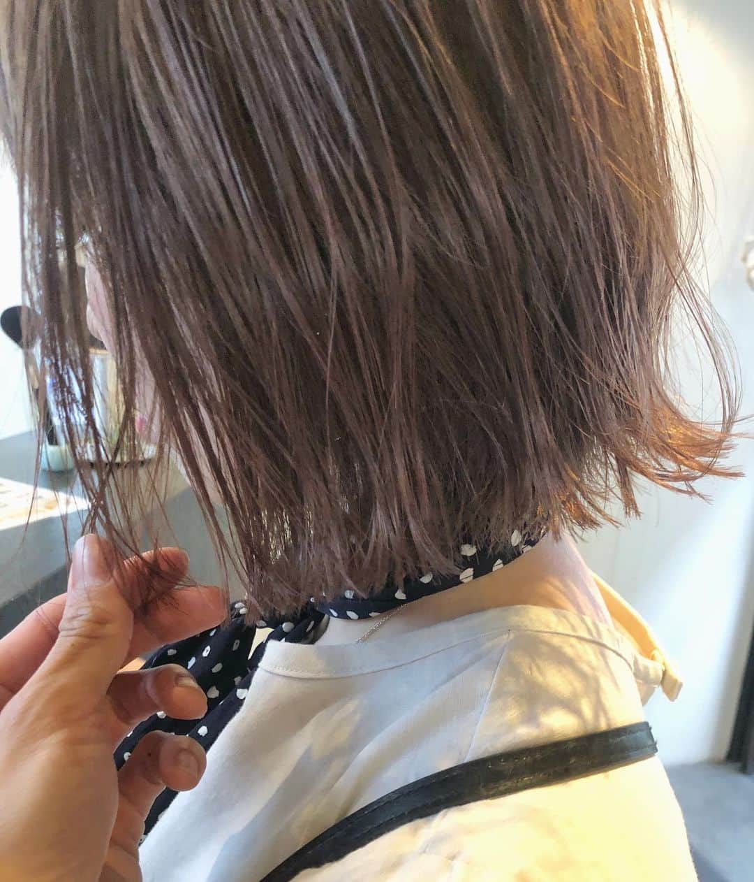 カワシリアツシのインスタグラム：「ほんのりピンクなグレージュ🌿 ・ ・ ・ ・ブリーチの回数がわからない。 ・値段が気になる。 ・ダメージが心配。など なんでもご気軽にご相談ください😊 ・ ご予約やご相談はURLもしくはDM・LINEにて待ちしております🙆‍♂️ ・ ・ ・ ご予約はトップページURLをクリック😊 もしくはDMください✉️ ・ ネットで×になってても お取りできるお時間もございますので、 ご気軽にご相談ください🙆‍♂️ ・  #アディクシー #イルミナカラー  #外国人風カラー #ミニボブ #切りっぱなしボブ #ハイライト #外ハネ #グラデーション #外国人風 #ポートレート #美容室 #美容院 #美容学生 #撮影 #東京 #渋谷  #ショートヘア #グレージュ  #ブルージュ #ブリーチ #portrait #フィルムカメラ #hairstyle #ショートカット #haircolor #ハイトーン #데일리룩 #时尚 #แฟชั่น#デジキュア」