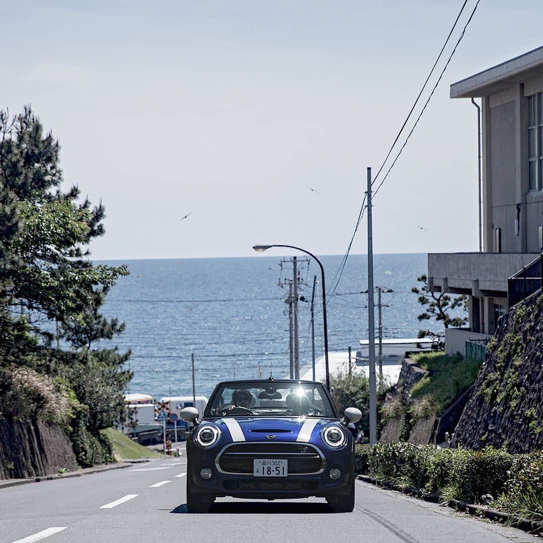 MINI Japanさんのインスタグラム写真 - (MINI JapanInstagram)「見上げれば青空。全身で味わう爽快感。帰り道も、オープン・エアで最高のドライブシーズンを謳歌しながら。  #MINIJapan #MINI #Convertible #spring #summer #drive #lifestyle #鎌倉 #七里ヶ浜 #七高通り」5月27日 17時52分 - mini_japan