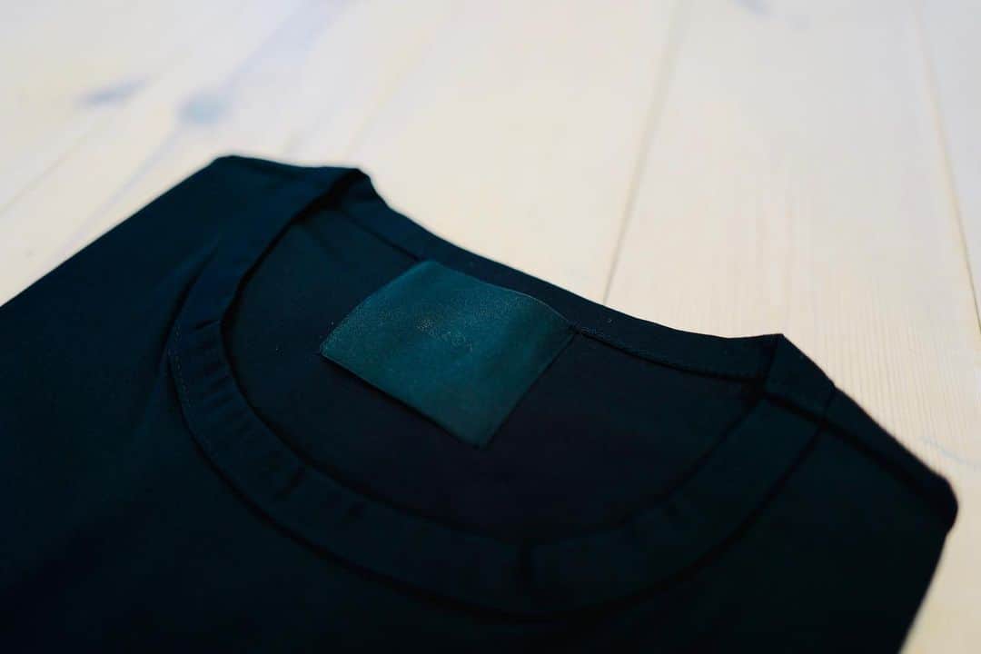 吉田拓巳のインスタグラム：「黒Tシャツばっかり着るので、自分の理想のサイズ感と素材で、オリジナルで作っちゃいました。笑 細かいこだわりを反映させた型もわざわざ作って、なかなかの良い出来！ 売る予定とか無いですが、僕的な黄金比でとりあえず２パターン、３サイズ展開です。笑 買いたい人がいたら売っても良いかも。」