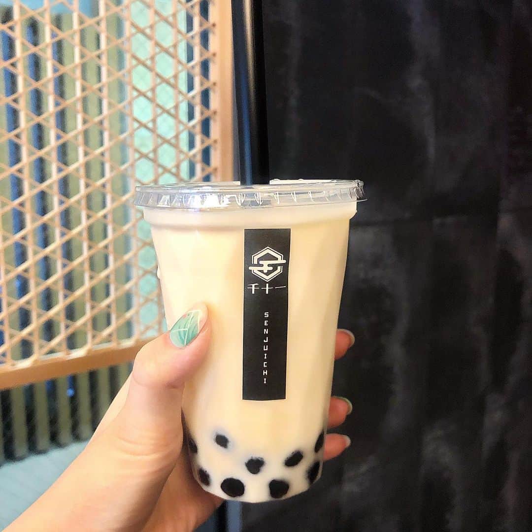 木村ミサのインスタグラム：「🍵🥤﻿ ﻿ ﻿ ﻿ 千十一﻿ 玄米茶タピオカミルクティ﻿ ¥540 ﻿ ﻿ タピも甘過ぎずすっきりした飲み心地。﻿ お店の雰囲気もシックで静かなので、ゆっくりタピを堪能できます﻿ 玄米茶ミルクティー初めて飲んだけど﻿ これはありよりのあり﻿ ﻿ ﻿ ﻿ ﻿ ＿＿＿＿＿＿＿＿＿＿＿＿＿＿﻿ #greentea #tea #Taiwantea #genmaitea #milktea #tapioca #tapiocamilktea #Japanesetea #japan #ginza #tokyo #cafe #日本茶 #お茶 #タピオカ #タピオカミルクティー #ミルクティー #玄米茶タピオカミルクティー #タピオカ巡り #タピ #千十一 #銀座 #銀座カフェ #お茶活 #ティー活 #木薯 #珍珠奶茶 #珍珠 #카페  #타피오카」