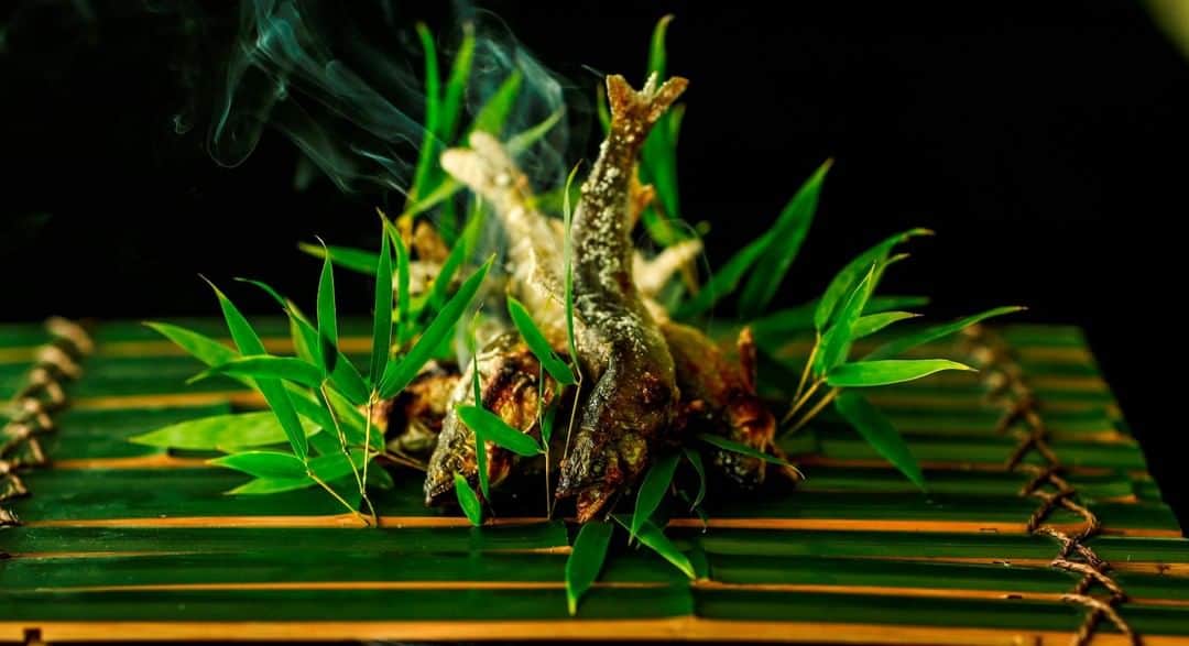 Conrad Tokyoのインスタグラム：「日本料理「風花」では、炭火焼、天ぷら、一夜干し、唐揚げなど、産地により異なる味わいや独特の香りをお楽しみいただける鮎づくしのお料理を期間限定でご用意いたします。 http://ow.ly/Km8e50uq4Di Seasonal Delicacies at Kazahana. #コンラッド東京 #ホテル #汐留 #東京 #日本 #新橋グルメ #ディナー #ランチ #風花 #鮎 #ConradTokyo #StayInspired #Conrad #hotel #Tokyo #Japan #dinner #lunch #champagne #kazahana #Sweetfish」