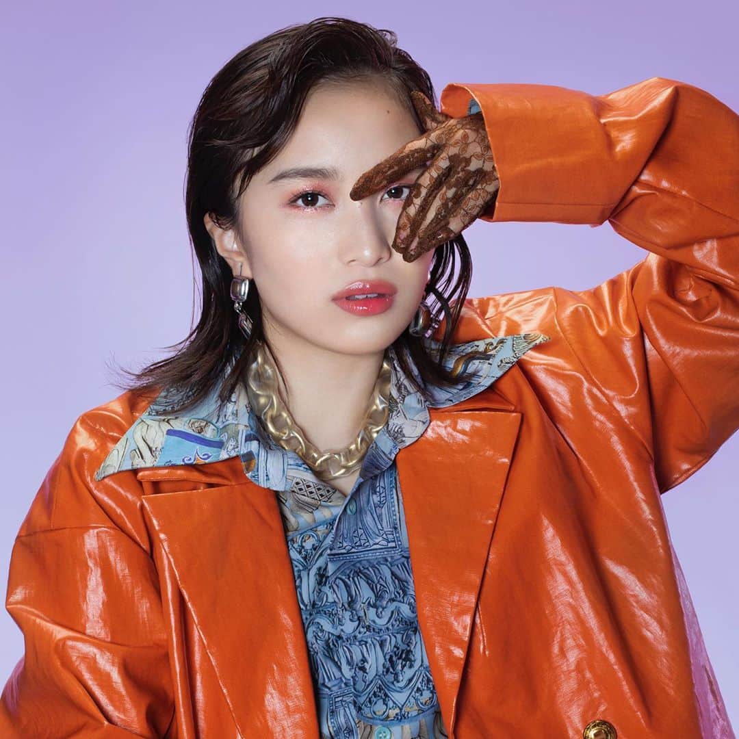 M∙A∙C Cosmetics Japanのインスタグラム：「⠀ いよいよ5/31より、ももいろクローバーZ とM·A·C がコラボレーションしたビジュアルの展開がスタート✨ 「#MACXMCZ」 プレゼントキャンペーン！のお知らせ #MACXMCZ ⠀ ご本人のサイン入りチェキと、限定デザインのヒント オブ カラー リップ オイル (11ml)のセットをInstagramとTwitter、それぞれ抽選で4名様にプレゼント! ⠀ ⠀ * Instagram : 5/30(木)～6/13(木)まで * Twitter : 5/20(月)～6/13(木)まで ⠀ プレゼントキャンペーンの詳細はこちら！ ↓↓↓↓ https://www.maccosmetics.jp/momoclocampaign ⠀ ⠀ ↓↓モデル使用色↓↓ [ヒント オブ カラー リップ オイル] ラ ラ ラブ ユー [ダズルシャドウ] レッツ ロール [リップスティック] シー シアー ⠀ ⠀ ⠀ ⠀ MAKEUP: RUMIKO IKEDA HARRIS @rumikoikedaharrismakeup ,RYOKO SHIONO, MASAMI YAMADA @macpro_tokyo , HARUKA OGIWARA @mac_yokohamatakashimaya MODEL: KANAKO MOMOTA (MOMOIRO CLOVER Z) @kanakomomota_official ⠀ ⠀ ⠀ これらのルックはNYLON JAPAN7月号（5/28発売）にて掲載 NYLON.JP特設ページやインスタグラムでも随時更新予定！ @nylonjapan @maccosmeticsjapan ⠀ ⠀ ⠀ ⠀ ⠀ ⠀ #MACCosmeticsJapan #MACコスメ #MACCosmetics #MAC #コスメ #メイク #ももいろクローバーZ #ももクロ #momoirocloverz #MCZ #コラボ #コラボレーション #限定 #キャンペーン」
