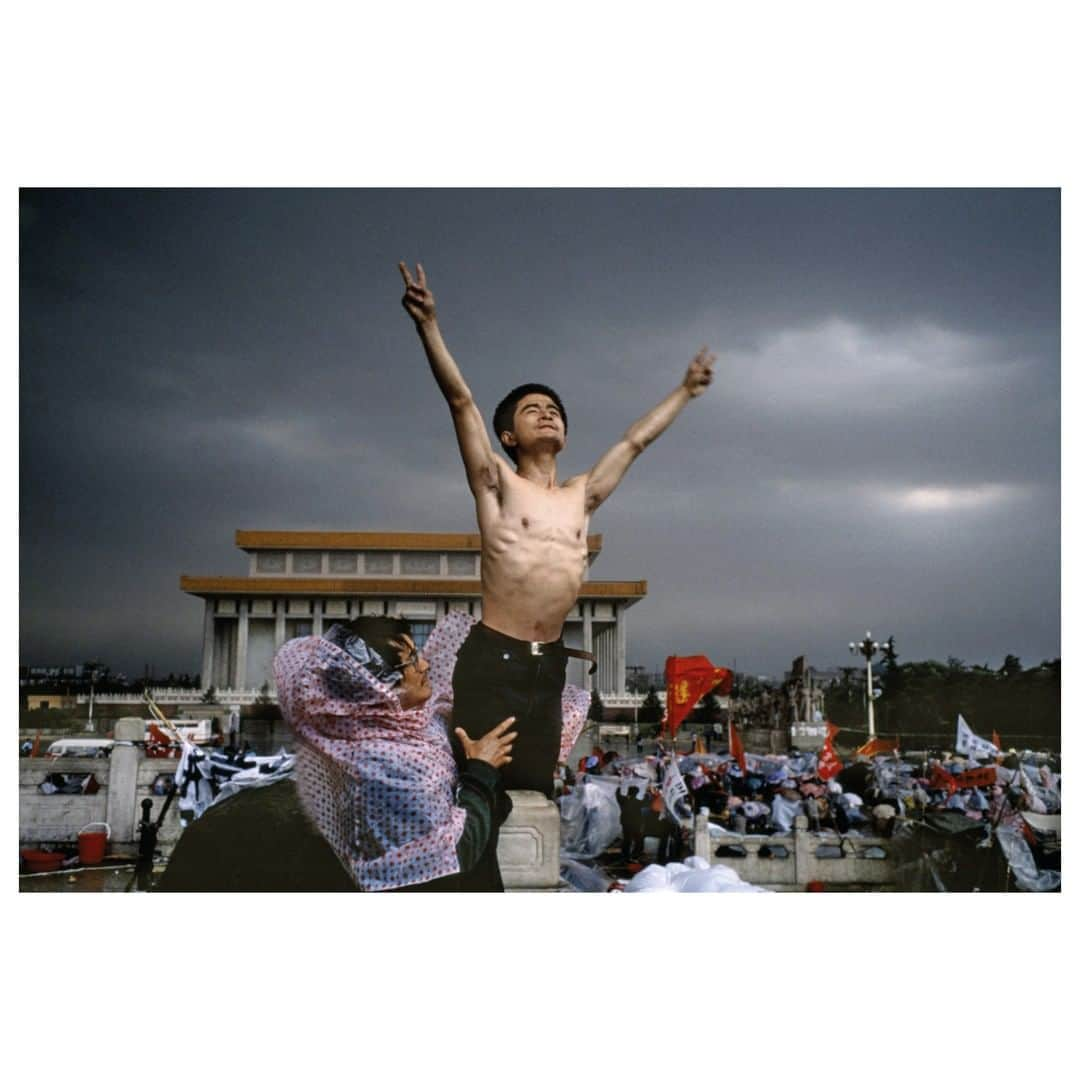 Magnum Photosさんのインスタグラム写真 - (Magnum PhotosInstagram)「Today on Magnum: Stuart Franklin reflects upon the nature of iconic photographs, and the events in Beijing’s Tiananmen Square 30 years ago . PHOTO: Tiananmen Square. Beijing. China. 1989. . #StuartFranklin/#MagnumPhotos . #Beijing #TiananmenSquare」5月27日 18時00分 - magnumphotos