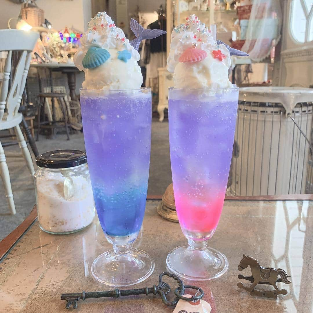 MERYさんのインスタグラム写真 - (MERYInstagram)「. 京都の烏丸にある『cafe cherish（カフェ チェリッシュ） ＠cafecherish 』では、「マーメイド ラグーン フロート」というマーメイドラグーンの世界をそのまま落とし込んだようなフォトジェニックすぎる2種類のクリームソーダがいただけるんだそう♡ . まるでおとぎ話の世界のようにメルヘンチックな店内も素敵なので、京都に訪れた際はぜひ足を運んでみてくださいね♩ . MERYでは他にも「かわいい」に近づくさまざまな情報を発信しています。 @mery.beauty コスメ・美容に特化した情報をお届け♡ @mery_spot 話題のカフェやお出かけスポットをご紹介！ こちらもぜひチェックしてみてください！ . . photo by @chumx2_a_chax2 @___ch___17 . #MERY #cafecherish #kyoto #kyotocafe #먹스타그램 #카페스타그램 #카페 #냠냠 #カフェチェリッシュ #京都カフェ #京都スイーツ #京都旅行 #クリームソーダ #クリームソーダ部 #京都クリームソーダ #マーメイド #メルヘン #烏丸 #烏丸御池カフェ #烏丸カフェ #京都観光 #可愛いもの好きな人と繋がりたい #おしゃれカフェ #カフェ活 #カフェ #カフェ巡り #カフェ好きな人と繋がりたい #お洒落さんと繋がりたい #MERY女子 #メリー」5月27日 18時01分 - mery.jp