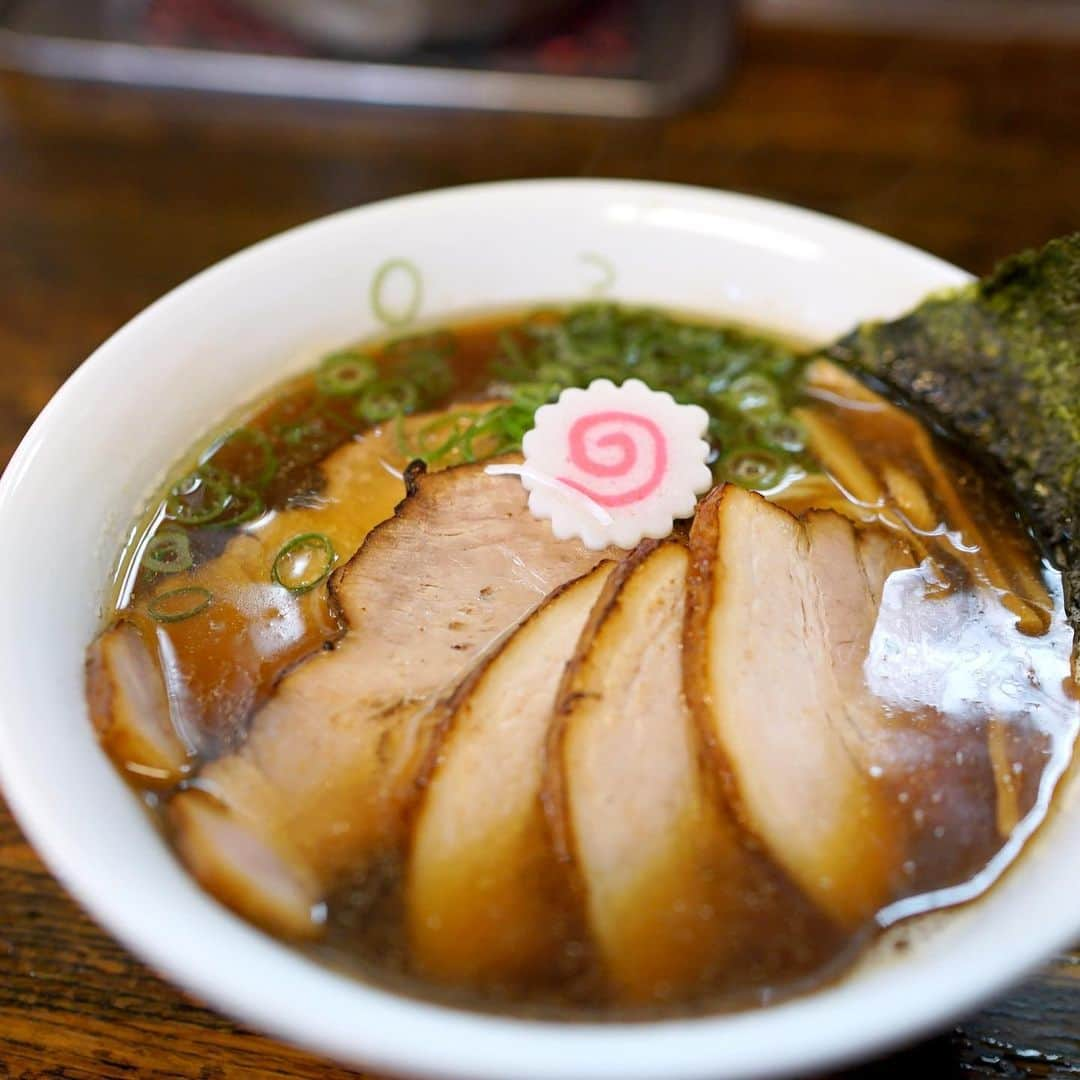 うどんが主食さんのインスタグラム写真 - (うどんが主食Instagram)「#うどんが主食 #中華そば #背脂  #ラーメン　#チャーシュー #煮干し #グルメ #醤油 #美味い #湯河原 #神奈川 #パイウォーター #foodstagram #Japan #washoku #fashion #food #ramen #noodle #noodles #soup #amazing #good #nice #beauty #beautiful #fashion #nice #gourme」5月27日 17時55分 - alwaysudon