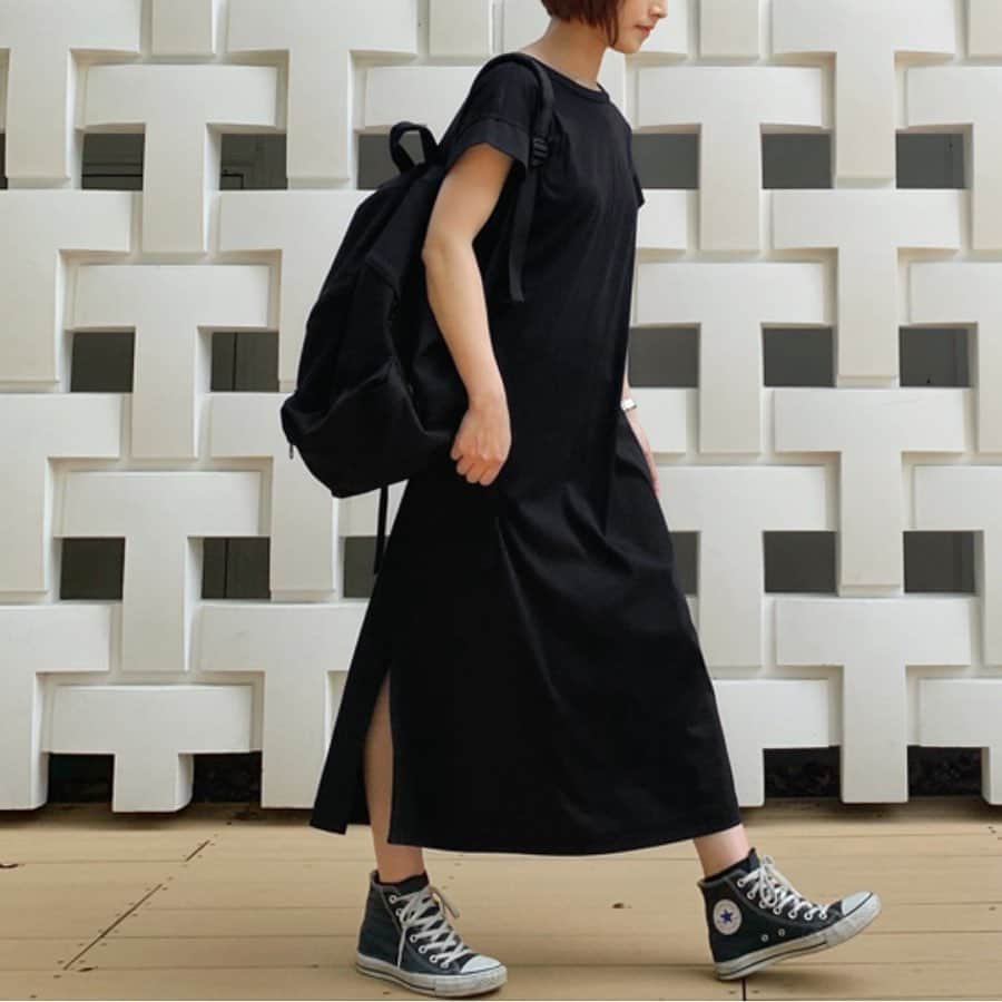 ストロベリーフィールズさんのインスタグラム写真 - (ストロベリーフィールズInstagram)「﻿ ﻿ ※期間限定※﻿ present campaign 開催中🚩﻿ ﻿ 応募期間終了の5.31 fri. 12:00まで﻿ 残りわずかとなりました!!﻿ ﻿ 詳細は5.10 fri. 更新の﻿ campaignの投稿をCHECK✔︎﻿ (ご応募はキャンペーンの投稿にお願い致します。)﻿ ﻿ ﻿ .......................................﻿﻿﻿﻿﻿﻿﻿﻿﻿﻿﻿﻿﻿﻿﻿﻿﻿﻿﻿ ﻿﻿﻿ スーパーバイラーズ﻿﻿﻿ 平川 彩佳さん コメント﻿ (ブラック着用)﻿﻿ ﻿﻿﻿ ストンと1枚で可愛く着られる、コーデいらずのTシャツワンピ！﻿﻿﻿ Tシャツ素材でとても着心地が良く、さらに家で丸洗いが出来るんです。これからの季節、 暑くて重ね着するのが嫌になってくると思いますが、このワンピースなら1枚でも素敵に着られます。 ﻿﻿﻿ 袖口がフレアになっているので二の腕が細く見える‼︎また、すそにスリットが入っているので歩きやすく、 女性らしさもある作りになっています。﻿﻿﻿ 更にこのワンピースに女性らしさを加えているのが背中の部分。セクシーに開いているんです！可愛い♡﻿﻿﻿ シンプルだけどところどころに女性らしさを散りばめたTシャツワンピース。光沢感のある生地を使用しているので、リゾートにもぴったりです。 ﻿﻿﻿ ﻿﻿﻿ .......................................﻿﻿﻿﻿﻿﻿﻿﻿﻿﻿﻿﻿﻿﻿﻿﻿﻿﻿﻿ ﻿﻿﻿ #STRAWBERRY_FIELDS﻿﻿﻿﻿﻿﻿﻿﻿﻿﻿﻿﻿﻿﻿﻿﻿﻿﻿﻿﻿﻿﻿﻿ #STRAWBERRYFIELDS﻿﻿﻿﻿﻿﻿﻿﻿﻿﻿﻿﻿﻿﻿﻿﻿﻿﻿﻿﻿﻿﻿﻿ #ストロベリーフィールズ ﻿﻿﻿﻿﻿﻿﻿﻿ #BAILA #バイラ #スーパーバイラーズ﻿﻿﻿ #キャンペーン #プレゼント #プレゼントキャンペーン﻿﻿﻿ #コラボ #ワンピース #コラボワンピース﻿﻿﻿ ﻿﻿﻿ ﻿﻿」5月27日 17時59分 - strawberry_fields_official