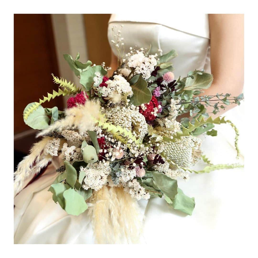 Dears Weddingさんのインスタグラム写真 - (Dears WeddingInstagram)「【ブーケ特集】﻿ ﻿ 花嫁のドレス姿に欠かせないブーケにも﻿ おふたりのこだわりを♪﻿ ﻿ ・・・ #repost @breezeray_privateterrace_ ・・・ . こだわりのブーケのお写真です＾＾ . 当日持つブーケにはこだわりたい！そんな方にはブリーズレイのフローリストがぴったり！！ . おふたりにぴったりなブーケをご提案します＾＾ . 🔎「ブリーズレイプライベートテラス」で検索 🔗トップページのURLをクリックいただくとブリーズレイのHPやウェディングレポートをアップしています！お時間がございます時にぜひご覧下さい！ #ウェディングドレス#ブーケ#ドライブーケ#ドライフラワー#おしゃれ#こだわり #ブリーズレイプライベートテラス #ブリーズレイ#鳥栖結婚式 #あなたのブーケを見せてください」5月27日 18時08分 - dearswedding