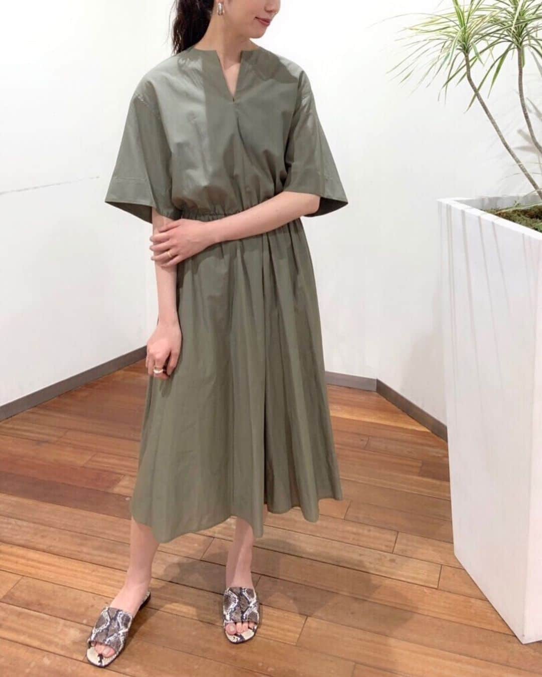 のインスタグラム：「大きめの袖を、ターンナップしたり、そのままで着たりすることで、着こなしが楽しめるワンピース。﻿ ウエストにはゴム入りで、フィットアンドフレアのシルエットです。﻿ ﻿ スキッパー ワンピース ¥29,000+tax﻿﻿﻿ ブラウン/カーキ﻿/ラズベリーピンク/ネイビー﻿ ﻿﻿ ﻿﻿﻿﻿﻿﻿﻿﻿﻿﻿﻿﻿﻿﻿ #dressterior #ドレステリア #ワンピース」