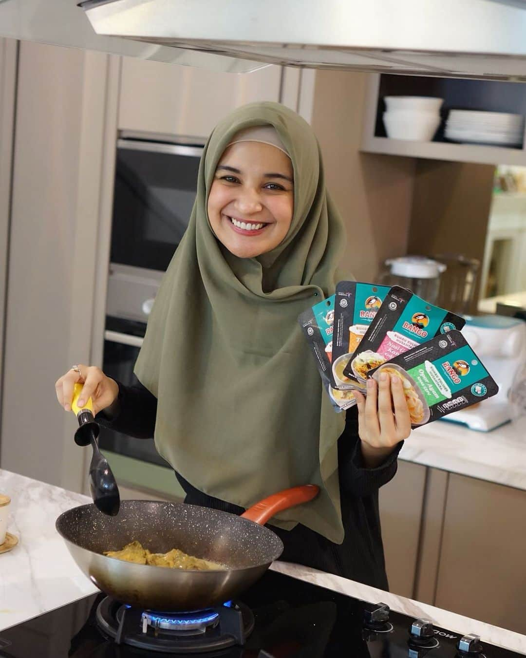 Shireen Sungkarさんのインスタグラム写真 - (Shireen SungkarInstagram)「Hari ini aku nyobain masak opor ayam khas Cepu nih untuk menu berbuka puasa sekarang super praktis, mudah, dan cepat yaitu pake produk terbaru dari Bango, Bango Bumbu Kuliner Nusantara. Oh iya walaupun ini bumbu siap saji tapi gak perlu khawatir karena terbuat dari rempah rempah alami berkualitas dan tanpa bahan pengawet.  Gak cuma opor aja tapi ada 4 varian rasa lainnya yang menawarkan #KelezatanAsli Indonesia loh, ada Opor Ayam khas Cepu, Soto Betawi Khas Jakarta, Nasi Goreng Kambing Khas Jakarta dan Tongseng Khas Solo juga! Jadi penasaran untuk cobain bumbu lainnya.. Buat kalian yang penasaran dengan bango #bumbukulinernusantara cekninstagram @bangowarisankuliner dan dapatkan produknya di toko terdekat!」5月27日 18時10分 - shireensungkar