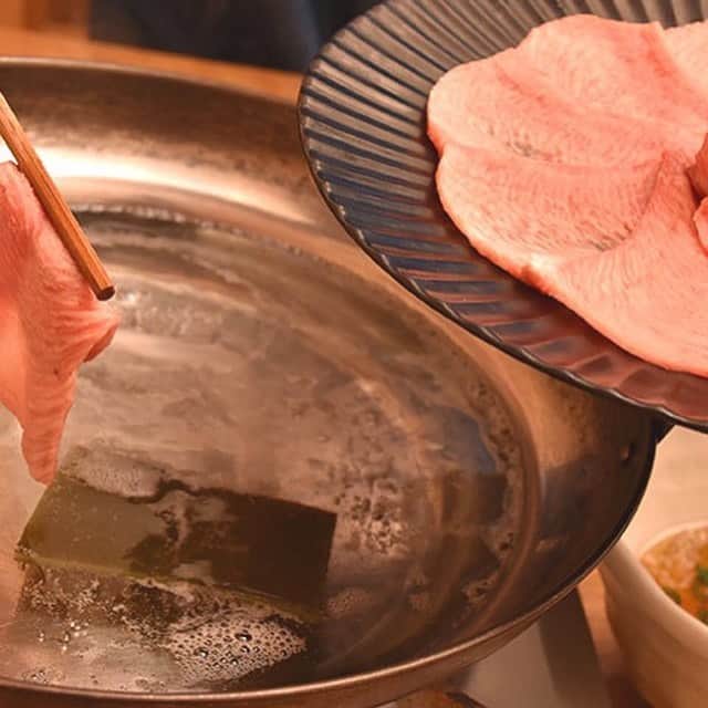 東京カレンダーさんのインスタグラム写真 - (東京カレンダーInstagram)「バラのように美しく盛りつけられたフォトジェニックな牛タンは、あっさりとした和風だしに浸ししゃぶしゃぶして味わう「牛タンしゃぶ」。5秒だけサッと浸すのもよし、10秒浸して柔らかな食感を楽しむもよし！タンならではの食感と旨みを堪能したい。  #東京カレンダー #東カレ #tokyocalendar #肉 #牛タン #しゃぶしゃぶ #白金 #小滝野 #牛タンしゃぶ」5月27日 18時05分 - tokyocalendar