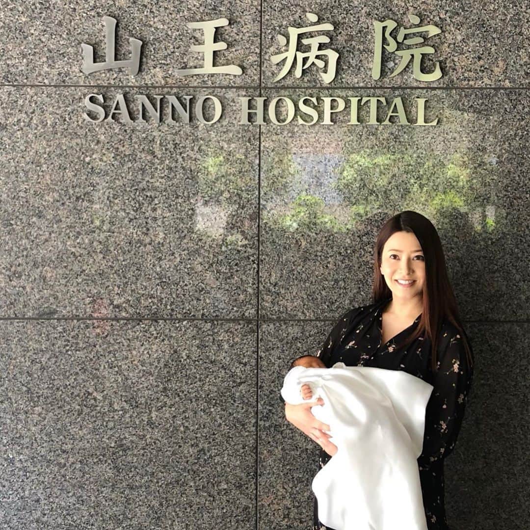 仲谷亜希子さんのインスタグラム写真 - (仲谷亜希子Instagram)「FBでは既に公開済みですが、 5月17日に女の子を出産しました。  明け方の急な破水で病院に駆け込み、 準備が中途半端なまま入院。 予定日より3週間早い出産となりました。  あまりの痛みに出産直後は放心状態でしたが、 1週間生活を共にするうちに、 娘への愛情は日増しに深まっています。  今回、どの様な緊急事態にも冷静で、 色々な準備や手続きに走り回ってくれた 主人には心底感謝しています。  仕事柄スケジュールが不規則だったり、 明け方まで飲み明かしていた経験から、 今のところ娘の授乳サイクルにも適応出来てます。笑  娘は、澪環（れいか）と名付けました。  家族3人と1匹で賑やかにやって行きます。 引き続き宜しくお願い致します！ #babygirl #welcomebaby #babyphotography #産まれたて #2019年5月17日 #新生児 #おめでとう #顔みえない #れいか #令和ベビー」5月27日 18時05分 - aki_chan818