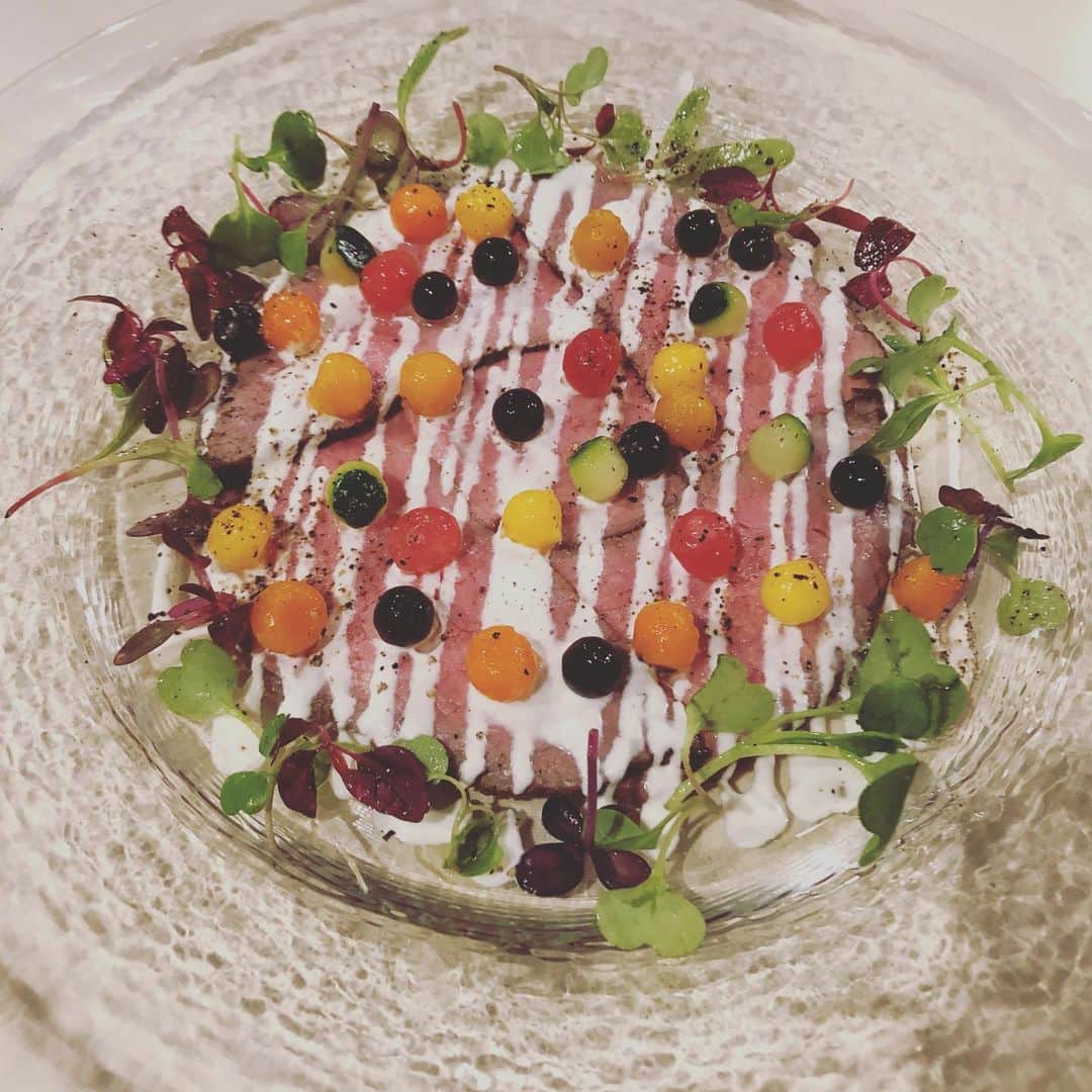 ミズノマリさんのインスタグラム写真 - (ミズノマリInstagram)「本日のコラボメニューが水玉！！可愛くて食べられない😝  #水玉ローストビーフ #saxtriplets #ミズノマリ #目黒ブルースアレイ」5月27日 18時06分 - mari_mizuno