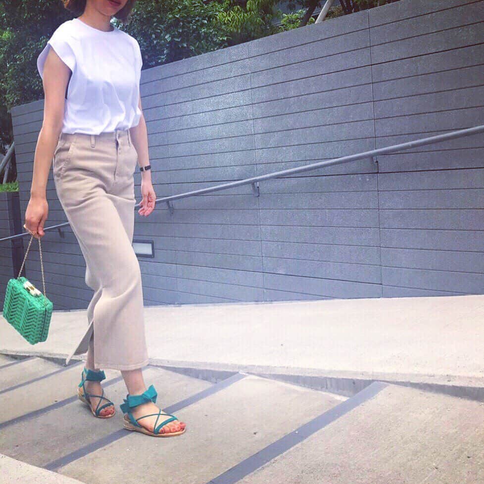 CARNET OFFICIALのインスタグラム：「これからの季節にぴったりな鮮やかなカラーなサンダル👡リボンも取り外しができます👍シンプルなコーディネートのポイントにぜひ😉 ◾️DA-146-1902 ¥20,000+tax ----------------------------- #daniellaandgemma  #ootd #dress #footwear #code  #ファッション好き #大人コーデ  #今日のコーデ #ダニジェマ #二子玉川ライズ #新丸ビル」