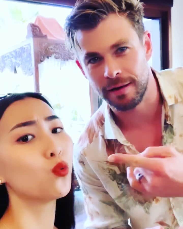 ソニアのインスタグラム：「ok here’s the REAL reason why I’m in Bali. Long overdue catchup @chrishemsworth 🤙🏻 #MIBInternationalSG #MIBInternational #MIB4 #MIBI  #chrishemsworth #sonypictures」