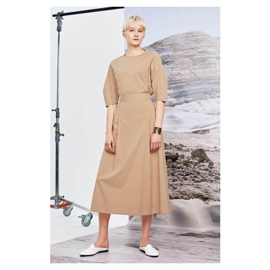 ICB WEB MAGAZINEさんのインスタグラム写真 - (ICB WEB MAGAZINEInstagram)「ICB 2019SS COLLECTION in May 【 new set up style 】  #blouse #skirt #setup #beige #icb #icbjp」5月27日 18時10分 - icb_jp