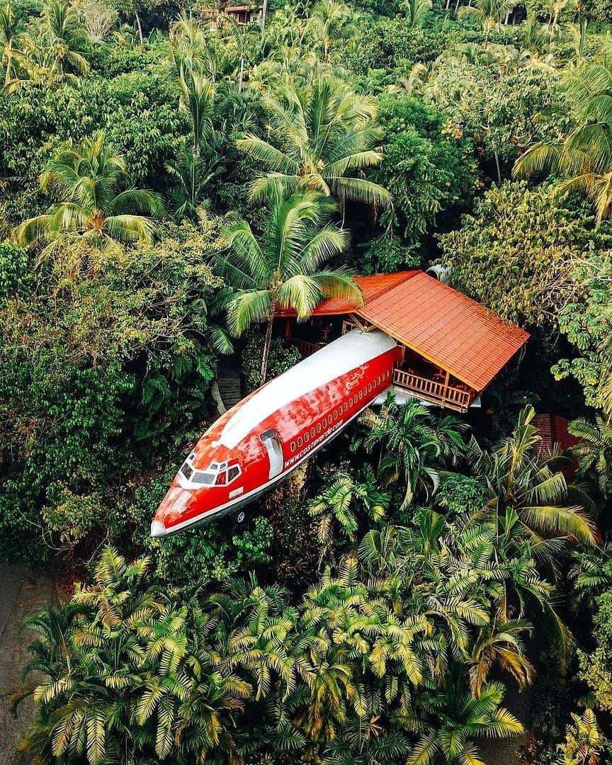 Discover Earthさんのインスタグラム写真 - (Discover EarthInstagram)「Located on a coastal rainforest bluff overlooking the Pacific beaches of Manuel Antonio National Park near Quepos, Costa Rica, this incredible hotel suite based on the fuselage of a Boeing 727 should be on anyone's bucket list ! 🇨🇷🛩 Who would you want to stay in this incredible place with ? — 📍#DiscoverCostaRica — 📸 Photo by @adamazurek」5月27日 18時14分 - discoverearth