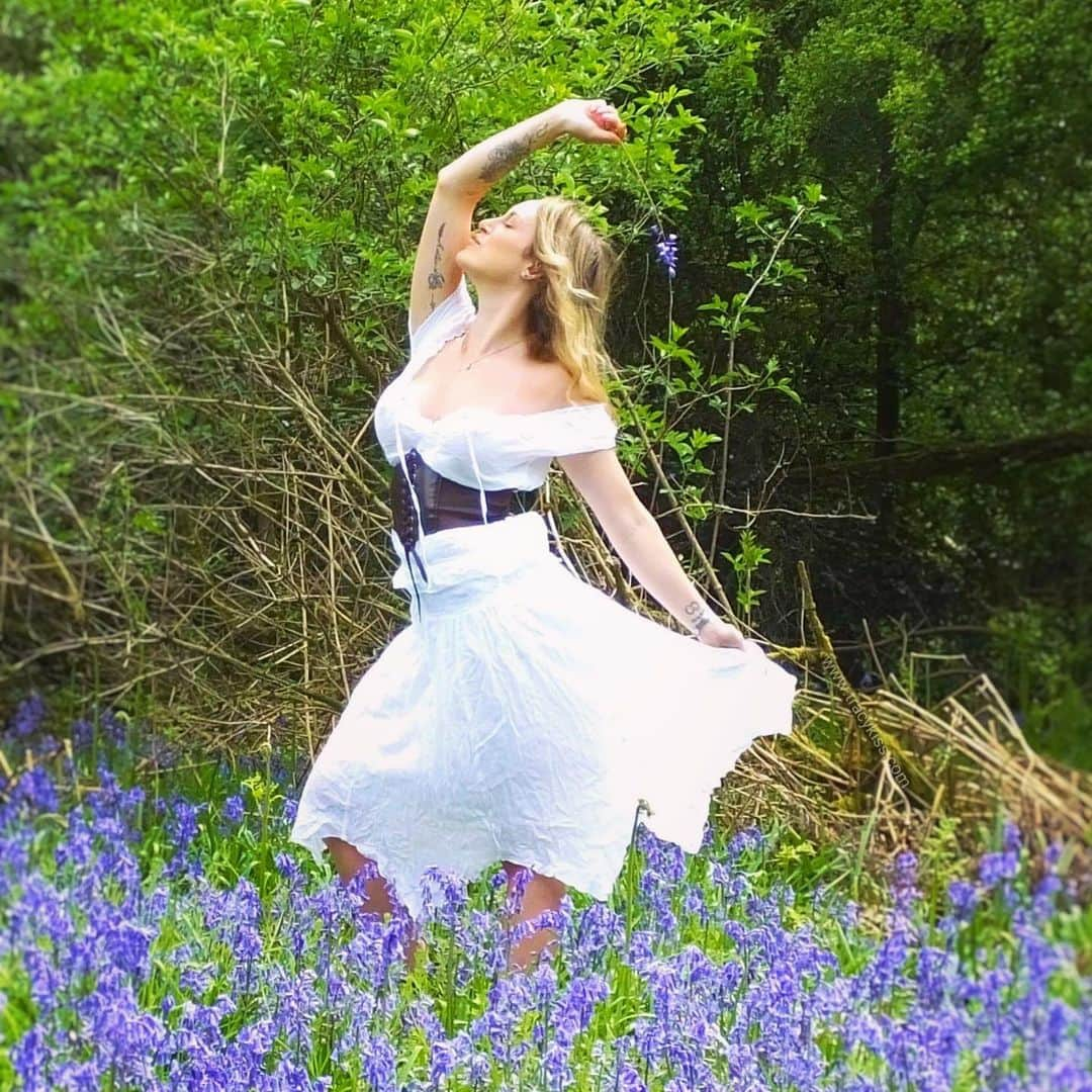 トレーシー・キスさんのインスタグラム写真 - (トレーシー・キスInstagram)「Like wildflowers you must allow yourself to grow in all of the places that people thought you never could my darlings. You may have noticed that my buttocks are entirely covered with freehand wildflower tattoos - a cheery little ode to my personal freedom and growth. What is your favourite flower? ------------------------ #bluebells #bluebellwoods #wildflowers #freedom #tracykiss #gymlife #bodygoals #femaleempowerment #muscles #booty #tattoo #healthy #bodytransformation #inspiration #wcw #motivation #ootd #fashion #weightloss #fitness #weightlossjourney #girlpower #thick #ootn #lotd #veganism #girl #gym #bodybuilding #vegan」5月27日 18時15分 - tracykissdotcom