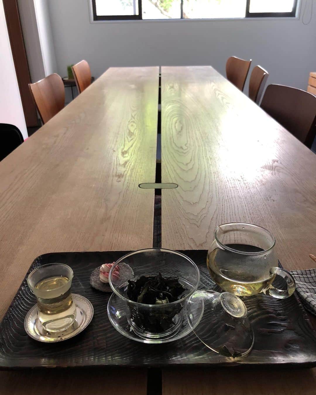 山本浩未さんのインスタグラム写真 - (山本浩未Instagram)「蓋碗 で白茶  ガラスとシルバーの取合わせ。軽やかな白茶は暑い日にいいデス。奈良の「クリアン」のメレンゲ菓子と。  #小慢京都 #パティスリークリアン  #うるわし屋」5月27日 18時16分 - hiromicoy