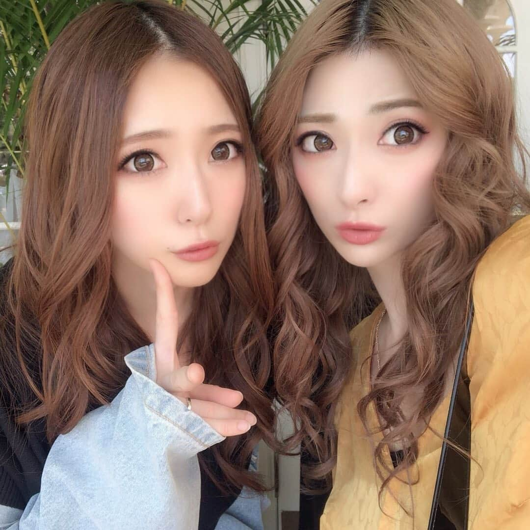 華沢友里奈さんのインスタグラム写真 - (華沢友里奈Instagram)「家族でこの間ディズニーランドに いってきたよお😍❤️ 私の妹雨女だから毎度天気悪いのに すごく奇跡的に晴れたと思いきや とてつもない炎天下で恵まれたのか わからなかったけど楽しかったあ❤️ 妹のあちゃん行く前に 同じカラコンとまつ毛聞いてきて 同じやつ使ってくるとか可愛い💕💕 妹大好きな姉ですわw  しかしここのところ本当に暑い。。 私暑いの大っ嫌い🥵💦 皆さま熱中症など気をつけてくださいね (´；ω；`) #姉妹 #ディズニーランド #旅行 #カラコン  @mirage_contact  #followme」5月27日 18時19分 - hanazawayurina