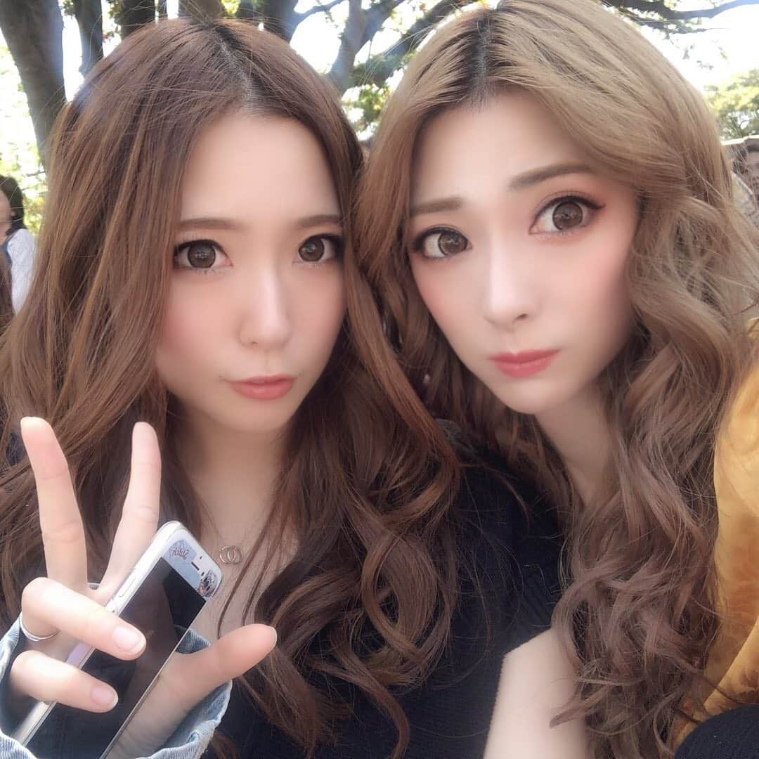 華沢友里奈さんのインスタグラム写真 - (華沢友里奈Instagram)「家族でこの間ディズニーランドに いってきたよお😍❤️ 私の妹雨女だから毎度天気悪いのに すごく奇跡的に晴れたと思いきや とてつもない炎天下で恵まれたのか わからなかったけど楽しかったあ❤️ 妹のあちゃん行く前に 同じカラコンとまつ毛聞いてきて 同じやつ使ってくるとか可愛い💕💕 妹大好きな姉ですわw  しかしここのところ本当に暑い。。 私暑いの大っ嫌い🥵💦 皆さま熱中症など気をつけてくださいね (´；ω；`) #姉妹 #ディズニーランド #旅行 #カラコン  @mirage_contact  #followme」5月27日 18時19分 - hanazawayurina