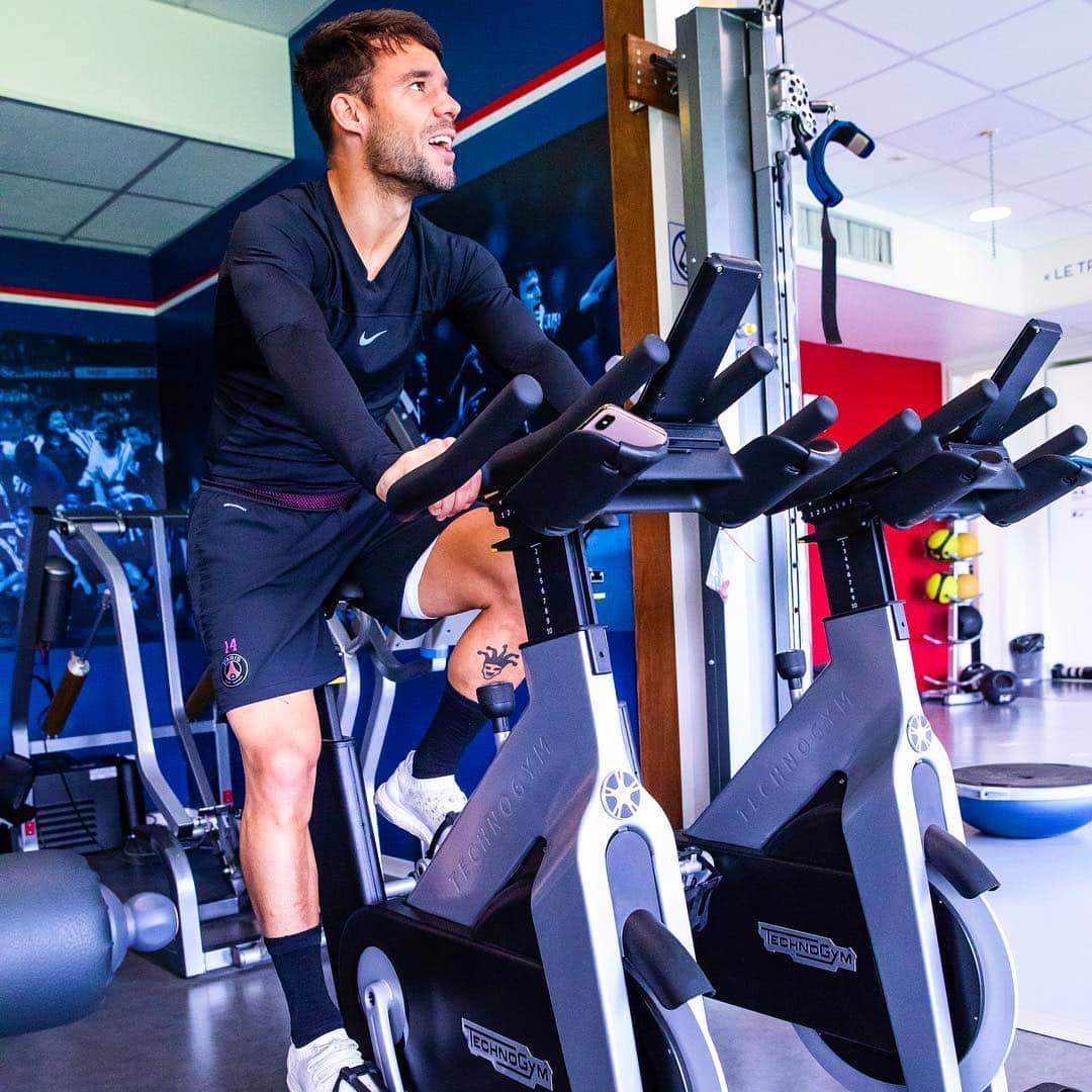 パリ・サンジェルマンFCさんのインスタグラム写真 - (パリ・サンジェルマンFCInstagram)「🔛🚲 . 😄 @juanbernat . #ICICESTPARIS #AllezParis #Paris #Football #PSG #Bernat #PSGtraining #Technogym」5月27日 18時21分 - psg