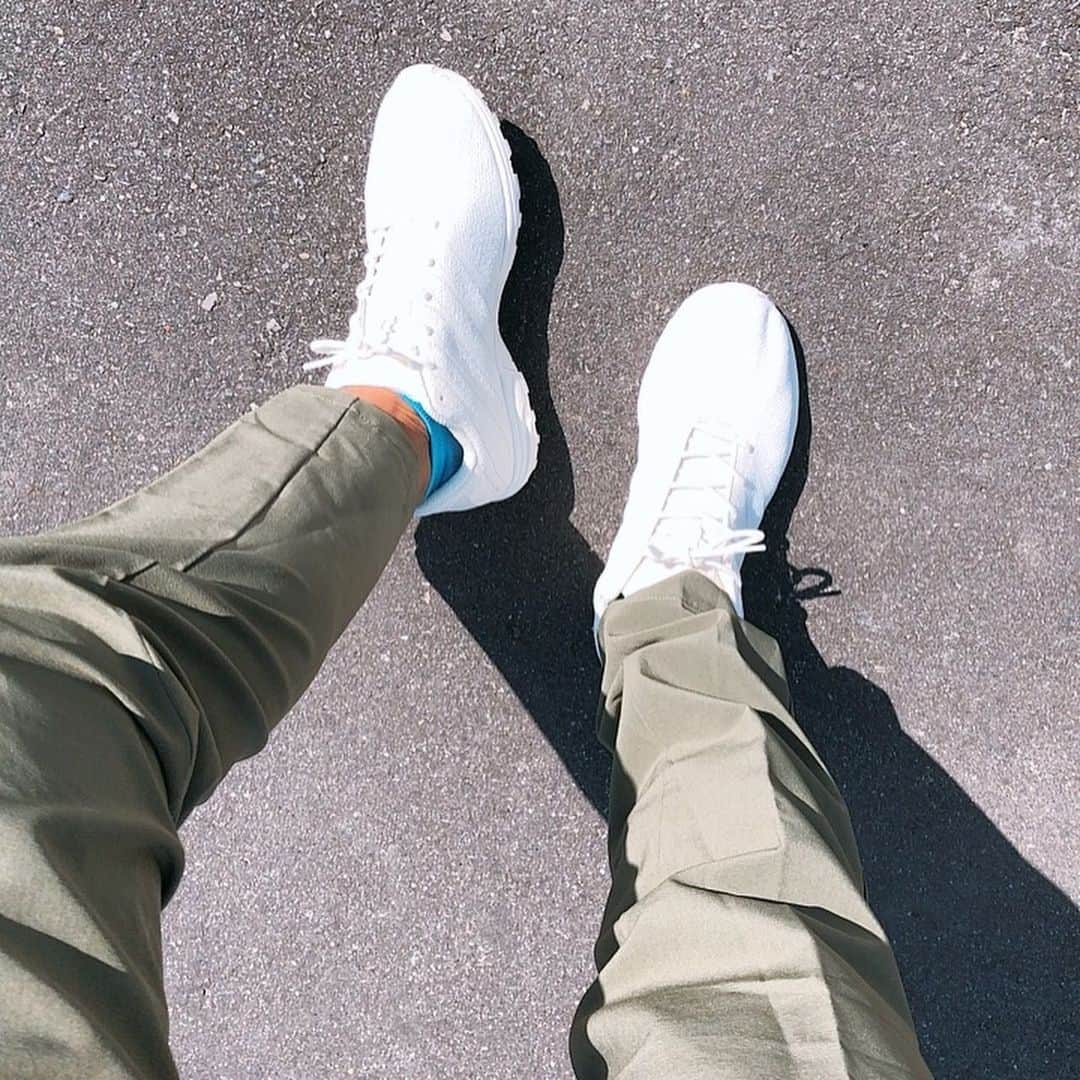 のインスタグラム：「デサントさんの夏物届きました~🌞👟👚👖 今回は爽やかなホワイトが多め！スニーカーもかわいい🥰 . Thank you @descente_athletic !! . #descente #inov8 #summer #beachvolleyball #athlete #sports #ladieswear #sportswear #sportsfashion #デサント #ビーチバレーボール #スポーツウェア #白スニーカー #女子アスリート」