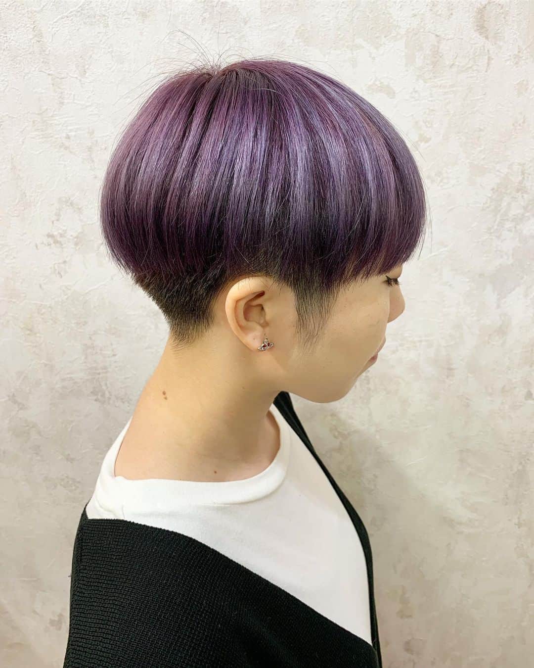 salon PRATiNO(サロンプラチノ)のインスタグラム：「. 💜パープルカラー💜. . ショートヘアに透明感ある綺麗なパープルカラー💜 刈り上げショートヘアでオシャレ上級者に❗️ . . 【CLAVIS PRATINO】 ◇月曜日～土曜日 11:00～20:00 ◇日曜日 11:00～18:00 ※時間外はお問い合わせください。 愛知県名古屋市中区錦3-4-19石垣ビル７Ｆ ☎︎052-962-7017 . . #hairstyle #hair #cornrow #clavispratino #pratino #hairsalon #FIBREPLEX #nagoya #haircolor #love #特殊ヘア #ブラックヘア  #コーンロウ #ブレイズ  #派手髪 #ヘアカラー  #外国人風カラー#バレイヤージュ #グラデーション  #美容室 #ヘアサロン #クラビスプラチノ #名古屋 #栄 #錦」