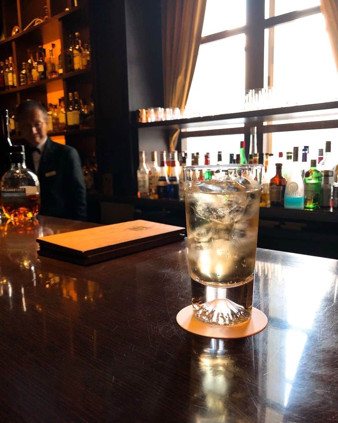 東京ステーションホテルTokyo Station Hotelさんのインスタグラム写真 - (東京ステーションホテルTokyo Station HotelInstagram)「暑い日にぴったりのハイボールプロモーションが、6月からオークでスタート。ウィスキーのフレーバーが引き立つ5種、ぜひ飲み比べてみてください。 * Highball, the Japanese style whisky with soda, will be coming to Bar Oak in June. 5 kinds of original cold cocktails will help you to beat the hot summer! ————————————————— #highball #hotelbar #summercocktails #tokyotravel #tokyotrip #tokyostation #tokyostationhotel #marunouchi #ホテルステイ #ホテルバー #ハイボール #サマーカクテル #東京の夜 #東京ステーションホテル #東京駅 #東京駅舎 #丸の内」5月27日 18時44分 - tokyostationhotel