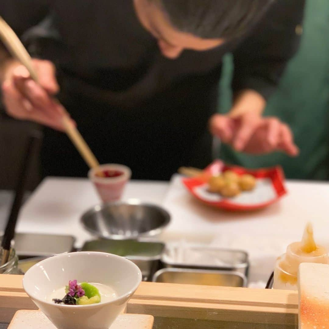 水野佑香さんのインスタグラム写真 - (水野佑香Instagram)「土曜日の夜。﻿ ﻿ 女友達に会うため銀座へ向かう。﻿ ﻿ ﻿ それだけでも、ウキウキしちゃうのに﻿ 見て‼️このお洒落すぎる#焼き鳥コース 💕﻿ ﻿ ﻿ トリュフの乗ったつくねに、﻿ キャビアが乗った野菜55%のつくね🥰﻿ ﻿ ﻿ そしてシンプルな塩焼きのハツやレバーが﻿ とろっとろに口の中で溶けていく感じ✨✨✨﻿ ﻿ ﻿ 焼き場が見えるカウンター席は﻿ しっぽりと和食デートしたい﻿ 大人の美食家にオススメ❤️﻿ ﻿ ﻿ 鶏のお出汁が美味しいお蕎麦で﻿ 心もお腹も満たされて幸せでした💕﻿ ﻿ ﻿ ﻿ @ginza.i ﻿ ﻿ みんなママだから子連れで旅行するなら﻿ どこがオススメなのか聞いてみたりして﻿ 会話の7割はママトーク👩笑笑﻿ ﻿ みんな綺麗すぎて美意識も高まった✨✨✨﻿ ﻿ ﻿ ﻿ 焼き鳥屋さんの【井】﻿ 本当に絶品でまた行きたいお店💕﻿ ﻿ ﻿ #焼き鳥 ##銀座グルメ #カウンター焼き鳥 #和食 #大人デート #女子会 #銀座デート #トリュフつくね #ママ友 #水野祐香 #youtuber #model #director #editer #ワーキングママ #ママ  #アラフォー  #アラフォーモデル #39歳 #ゴングロ三兄弟 #加齢に負けず華麗に生きる」5月27日 18時44分 - mizuno_yuka