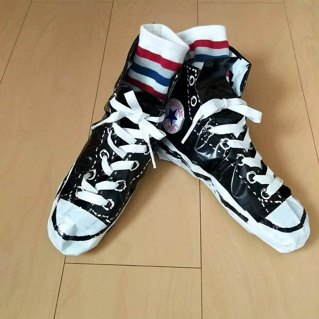 sweet_strawberryさんのインスタグラム写真 - (sweet_strawberryInstagram)「👟👟【ガムテープ】で作った靴。 もう１回言わせて！【ガムテープで造った靴👟】 以前に作ったガムテープのスニーカーより、ゆっくり丁寧に作りました。 …嗚呼、自己満足！☺️✌️ 💁黒い部分は、黒い布ガムテープで、 💁つま先、サイドの白い部分は、白いビニールテープで、 💁靴紐は、白いビニールテープで。 #自己満足#作品#造形 #コンバースハイカット#コンバース#コンバースオールスター#スニーカー #よく見ると#ガムテープ#ガムテープアート#工作#自分で作った#うまくできた#てづくり#手作りおもちゃ#レザークラフト#ペーパークラフト#靴職人 #スニーカー女子#靴下コーデ#足元くら部」5月27日 18時41分 - sweet_strawberry