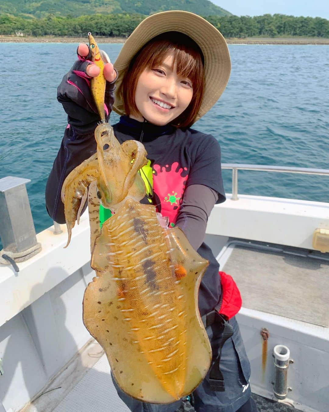 秋丸美帆さんのインスタグラム写真 - (秋丸美帆Instagram)「黒蜜きな粉カラーで飴色アオリ🦑🦑🦑 . #fukuoka #squid #lure #lurefishing #エギング #神湊 #宗像 #福岡 #第2健栄丸 #釣り #海 #ルアーフィッシング #アオリイカ #スプラトゥーン #スプラトゥーン2」5月27日 18時41分 - mippy34